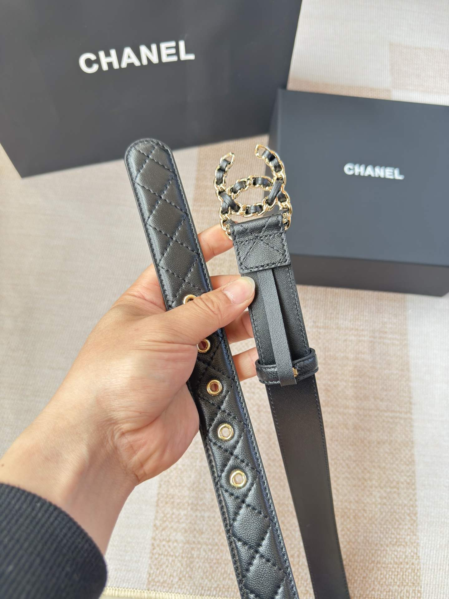 香家新款女士腰带经典金属双C字母标志，采用菱格羊皮，羊皮质感超柔软，五金扣头做工非常好，显示腰型，巨百搭