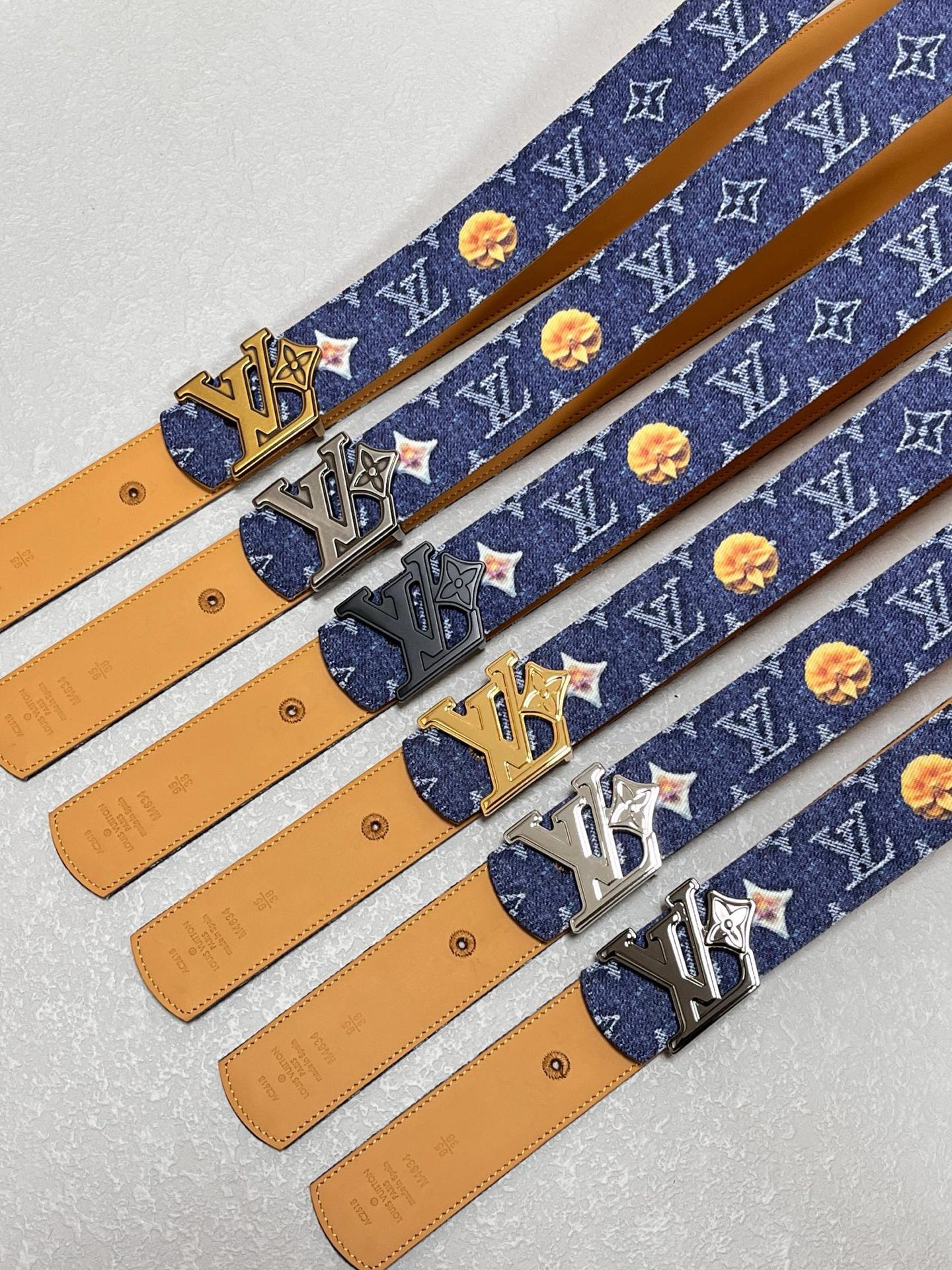 Louis Vuitton Men  Leather Belt LV