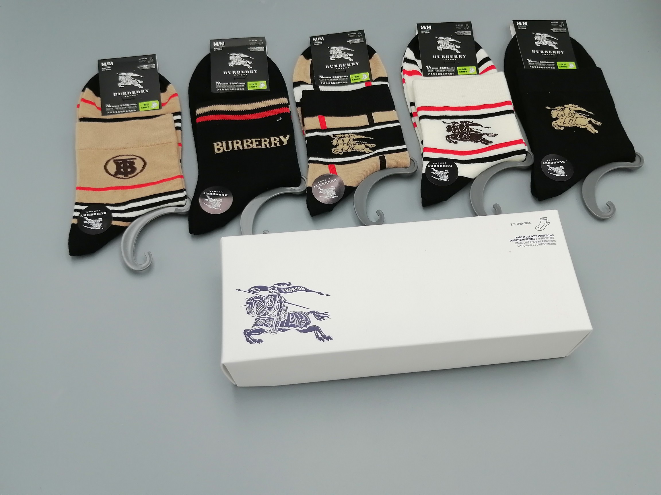  💛配包装
BURBERRY（巴宝莉）新款经典中长筒袜堆堆袜袜子！一盒五双， 专柜同步筒袜袜子，💛大牌出