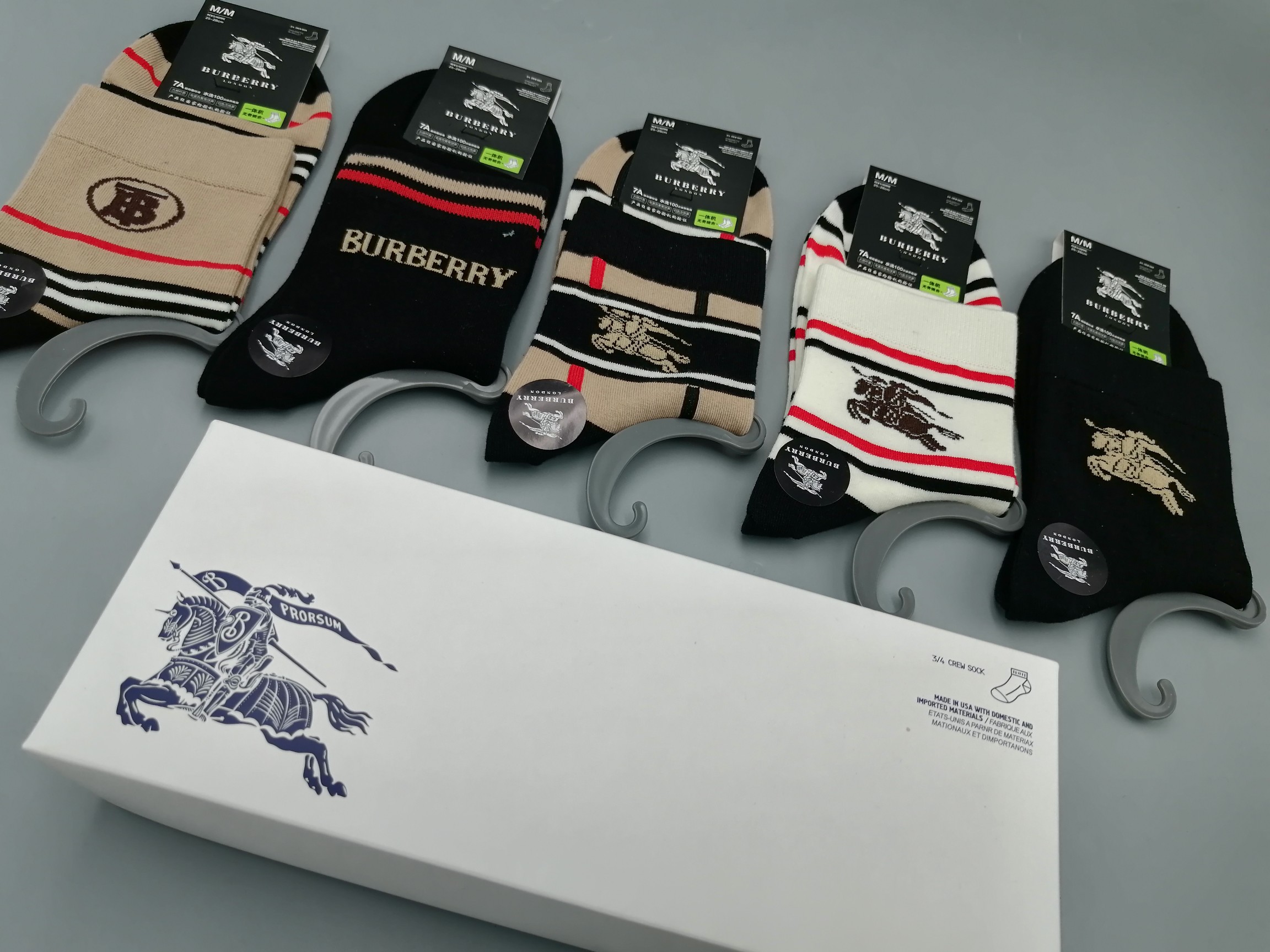  💛配包装
BURBERRY（巴宝莉）新款经典中长筒袜堆堆袜袜子！一盒五双， 专柜同步筒袜袜子，💛大牌出