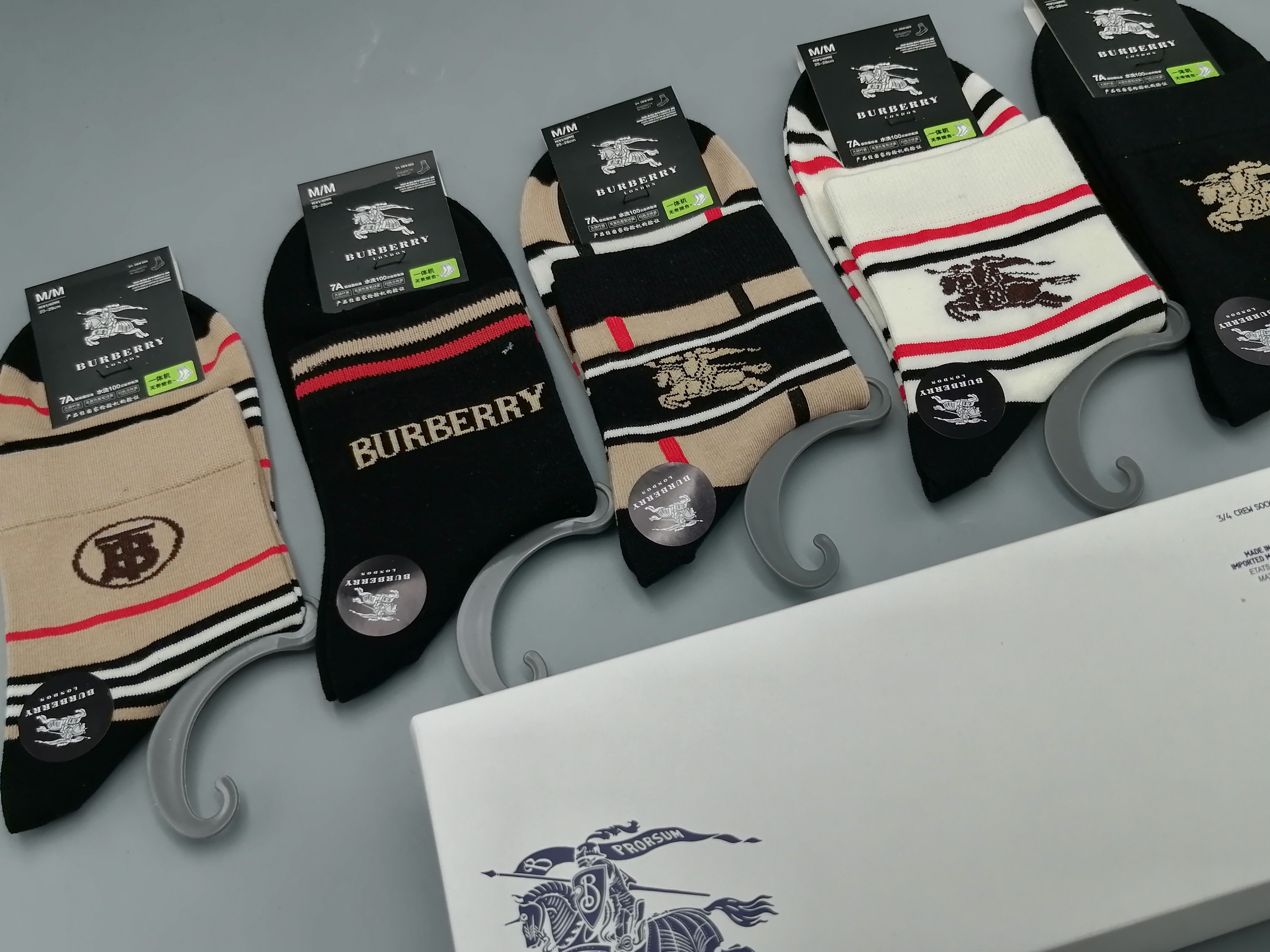 💛配包装
BURBERRY（巴宝莉）新款经典中长筒袜堆堆袜袜子！一盒五双， 专柜同步筒袜袜子，💛大牌出