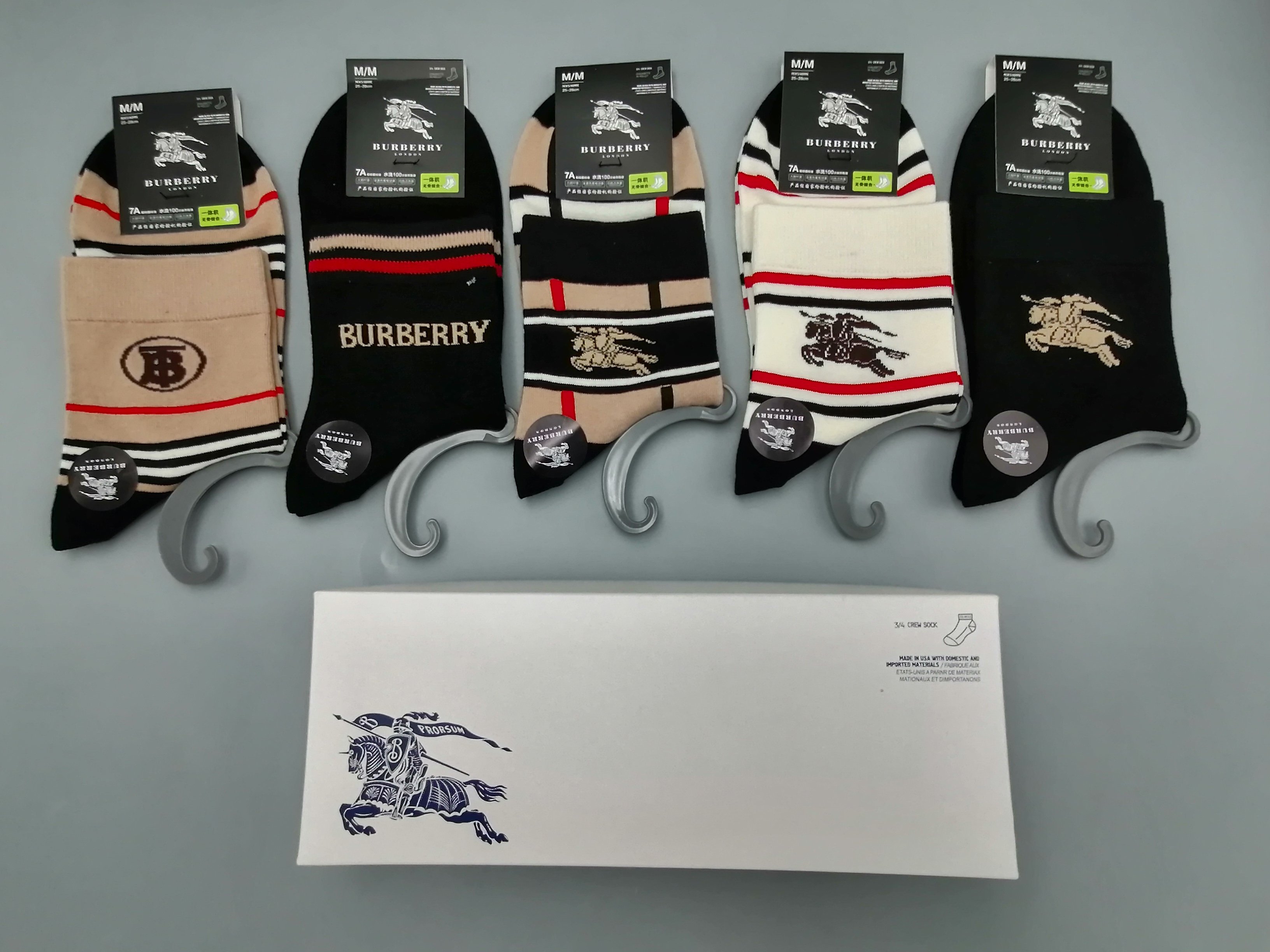  💛配包装
BURBERRY（巴宝莉）新款经典中长筒袜堆堆袜袜子！一盒五双， 专柜同步筒袜袜子，💛大牌出