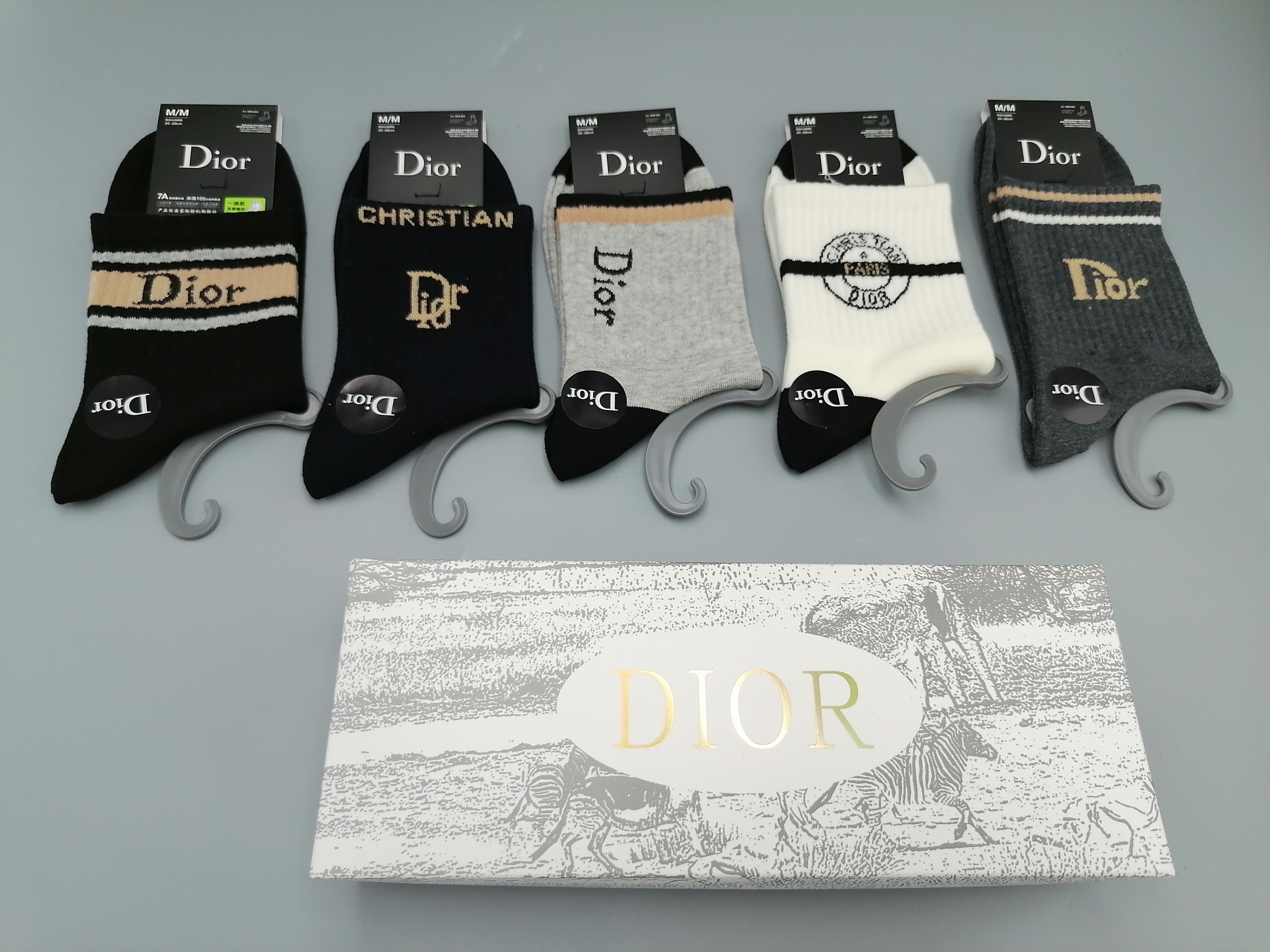  💛配包装
DIOR（迪奥）新款经典中长筒袜堆堆袜袜子！一盒五双， 专柜同步筒袜袜子，💛大牌出街，潮人必