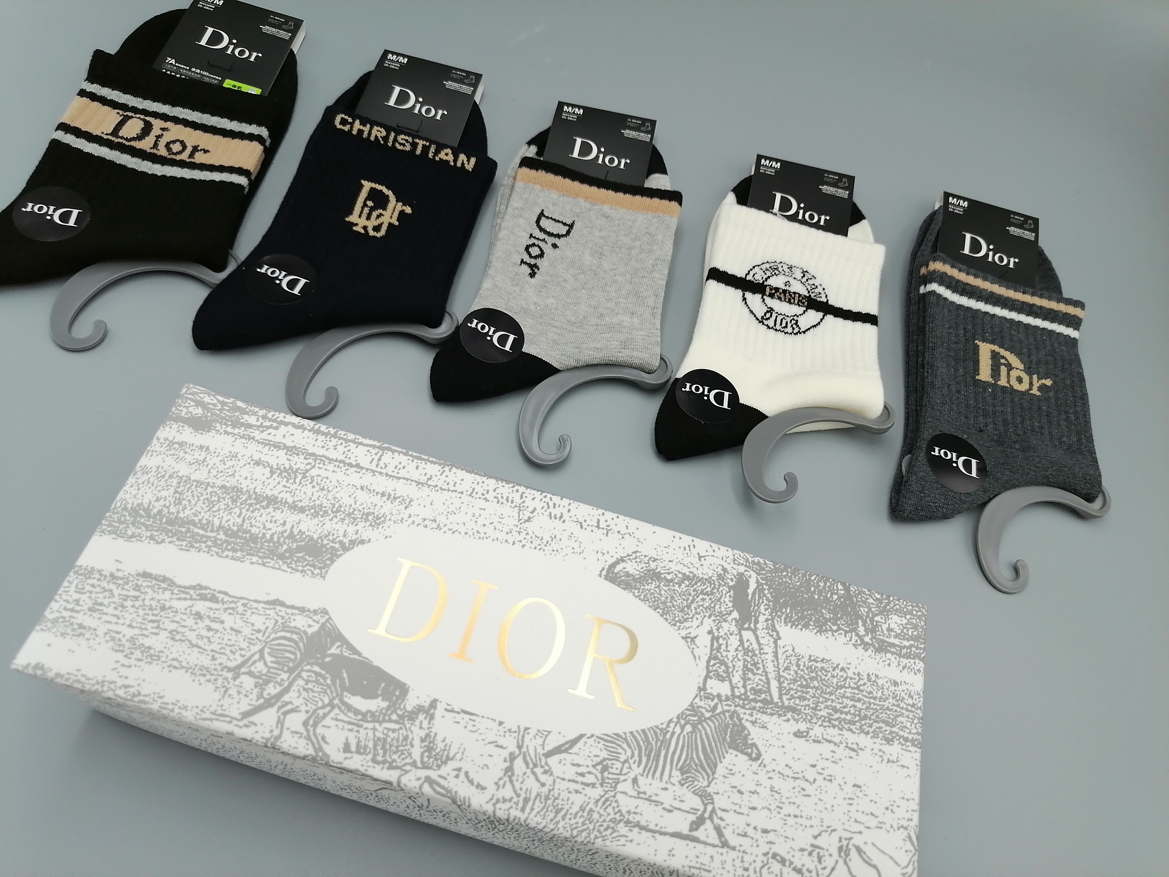  💛配包装
DIOR（迪奥）新款经典中长筒袜堆堆袜袜子！一盒五双， 专柜同步筒袜袜子，💛大牌出街，潮人必