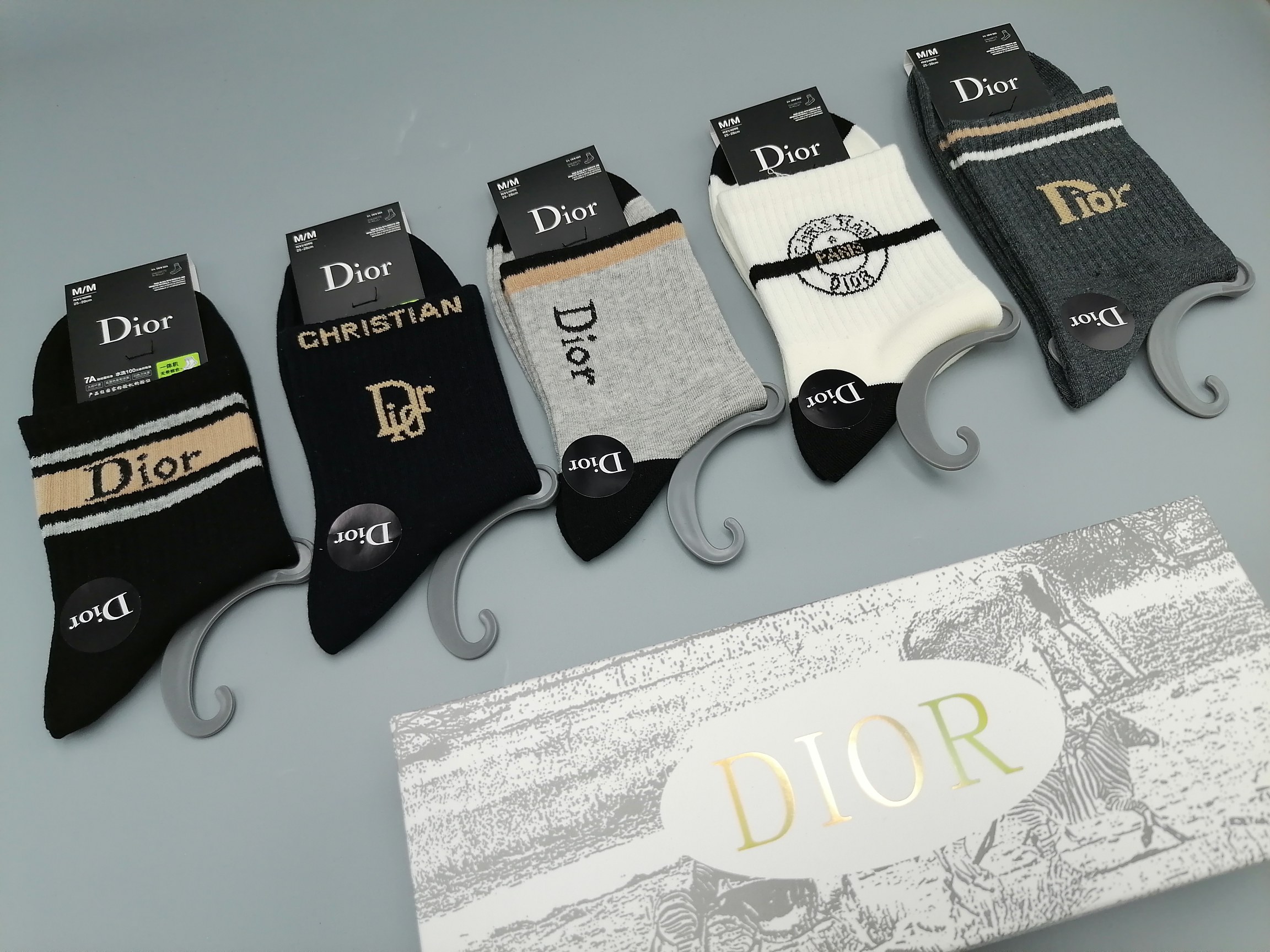  💛配包装
DIOR（迪奥）新款经典中长筒袜堆堆袜袜子！一盒五双， 专柜同步筒袜袜子，💛大牌出街，潮人必