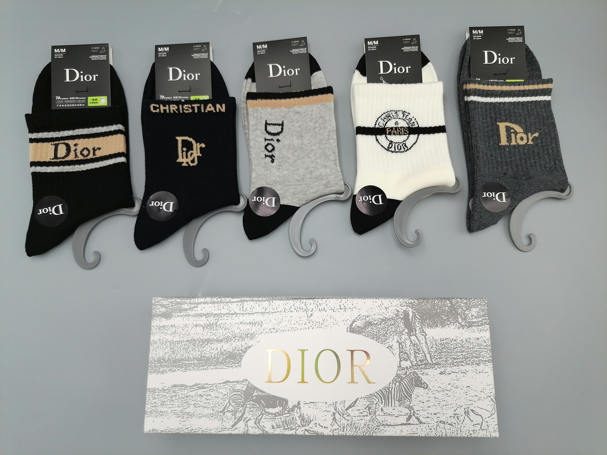  💛配包装
DIOR（迪奥）新款经典中长筒袜堆堆袜袜子！一盒五双， 专柜同步筒袜袜子，💛大牌出街，潮人必