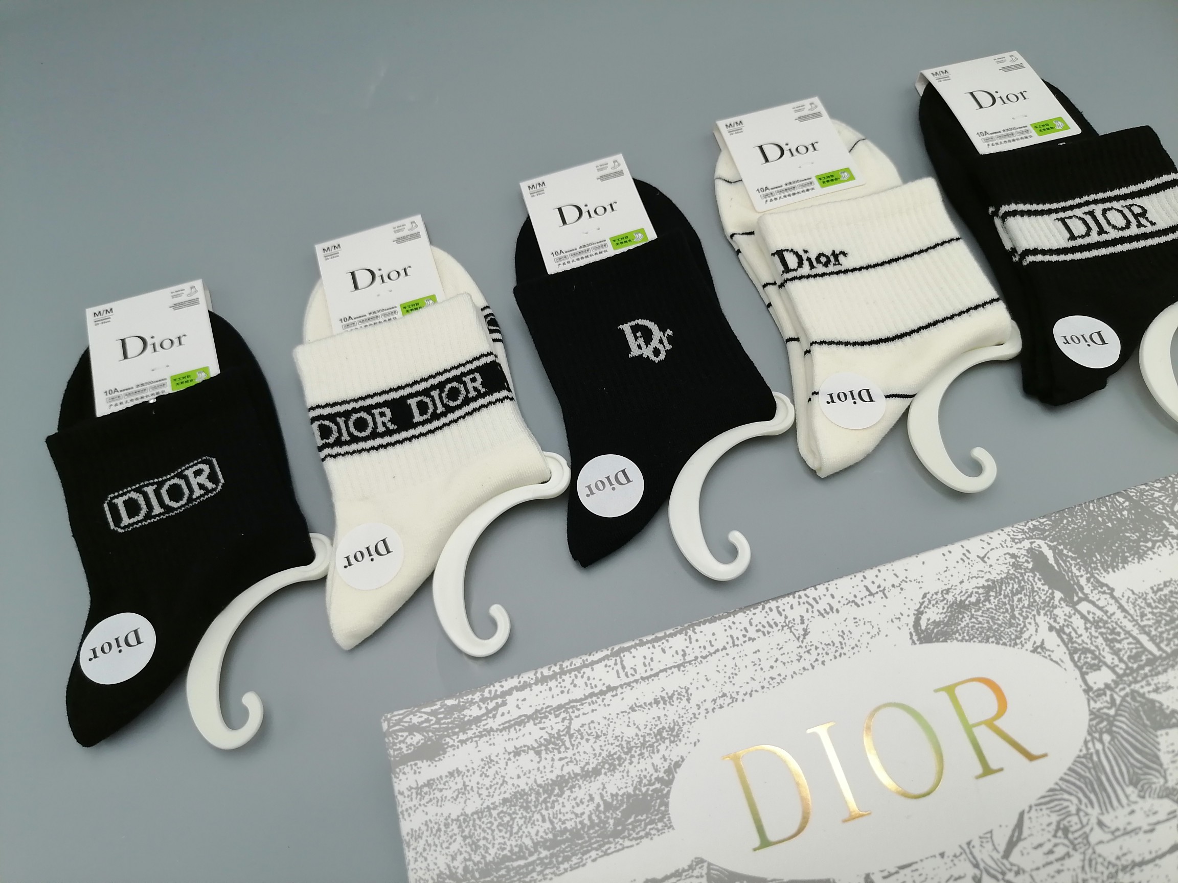  💛配包装
DIOR（迪奥）新款经典中长筒袜堆堆袜袜子！一盒五双， 专柜同步筒袜袜子，💛大牌出街，潮人必
