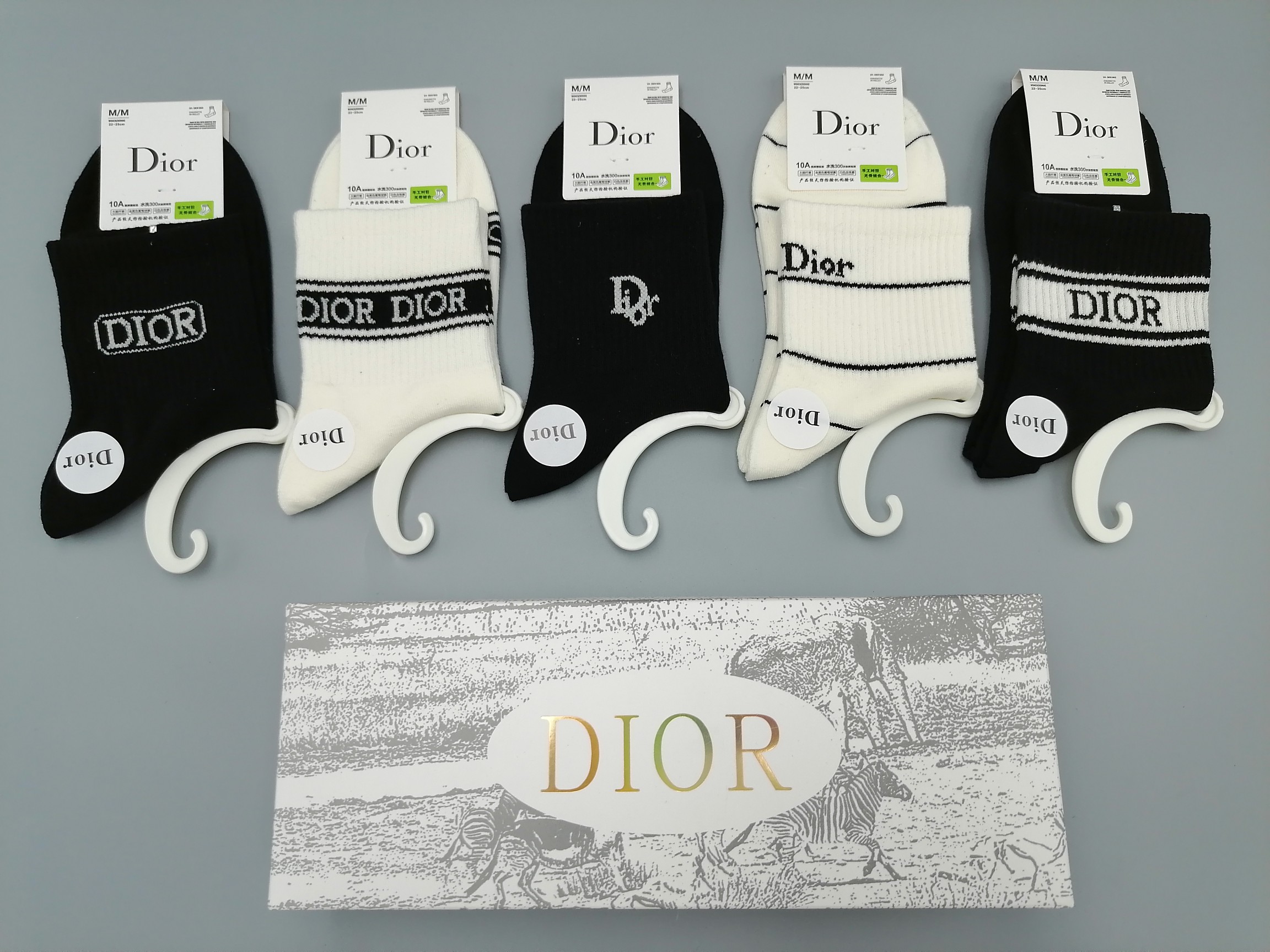  💛配包装
DIOR（迪奥）新款经典中长筒袜堆堆袜袜子！一盒五双， 专柜同步筒袜袜子，💛大牌出街，潮人必