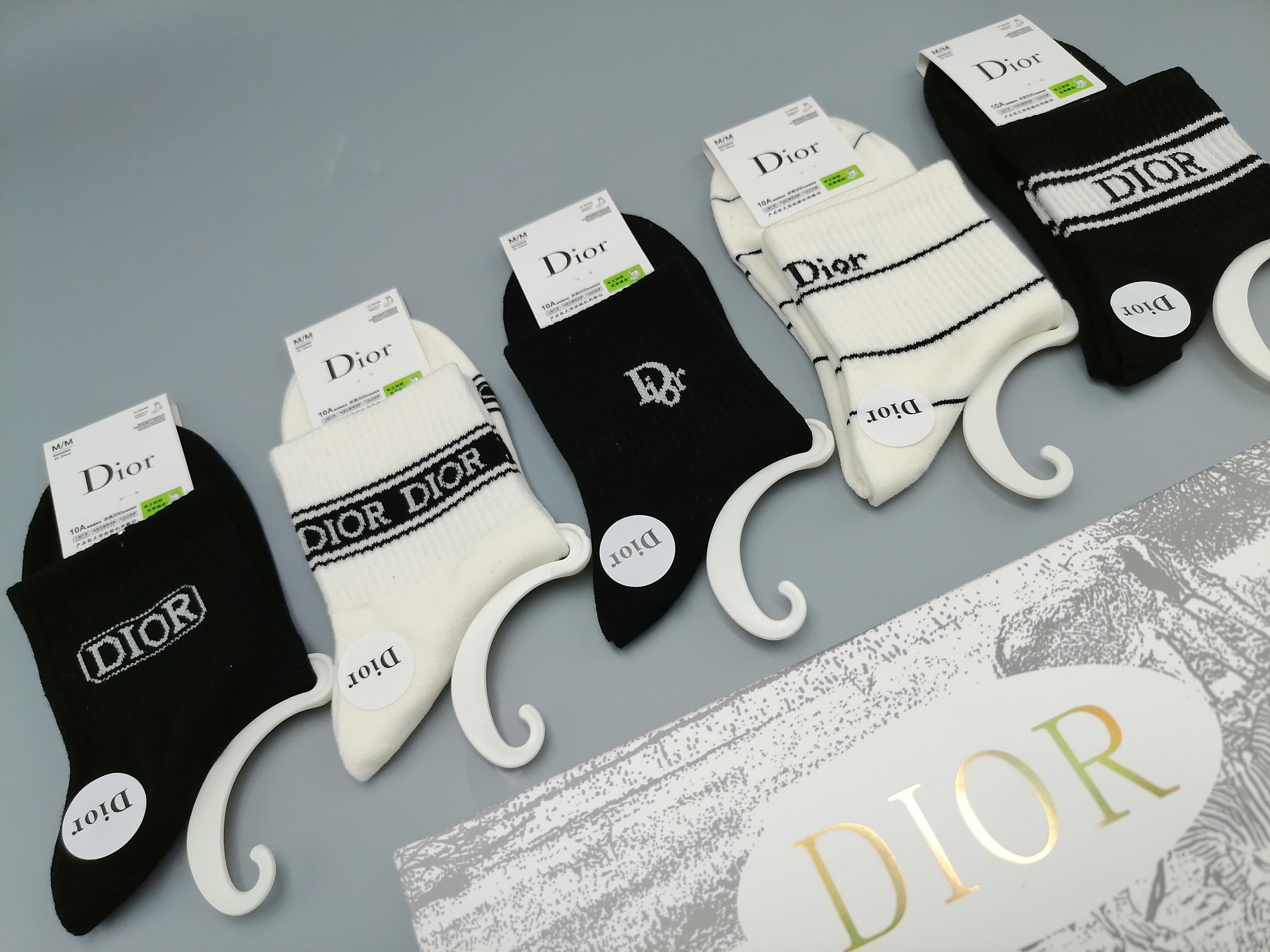  💛配包装
DIOR（迪奥）新款经典中长筒袜堆堆袜袜子！一盒五双， 专柜同步筒袜袜子，💛大牌出街，潮人必