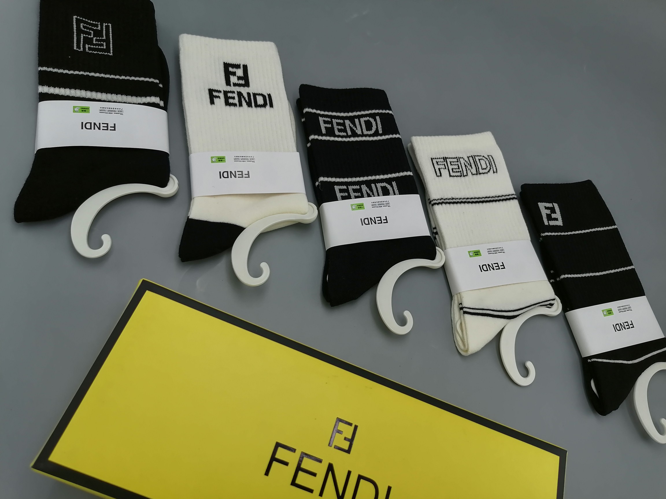  💛配包装
FENDI（芬迪）新款经典中长筒袜堆堆袜袜子！一盒五双， 专柜同步筒袜袜子，💛大牌出街，潮人