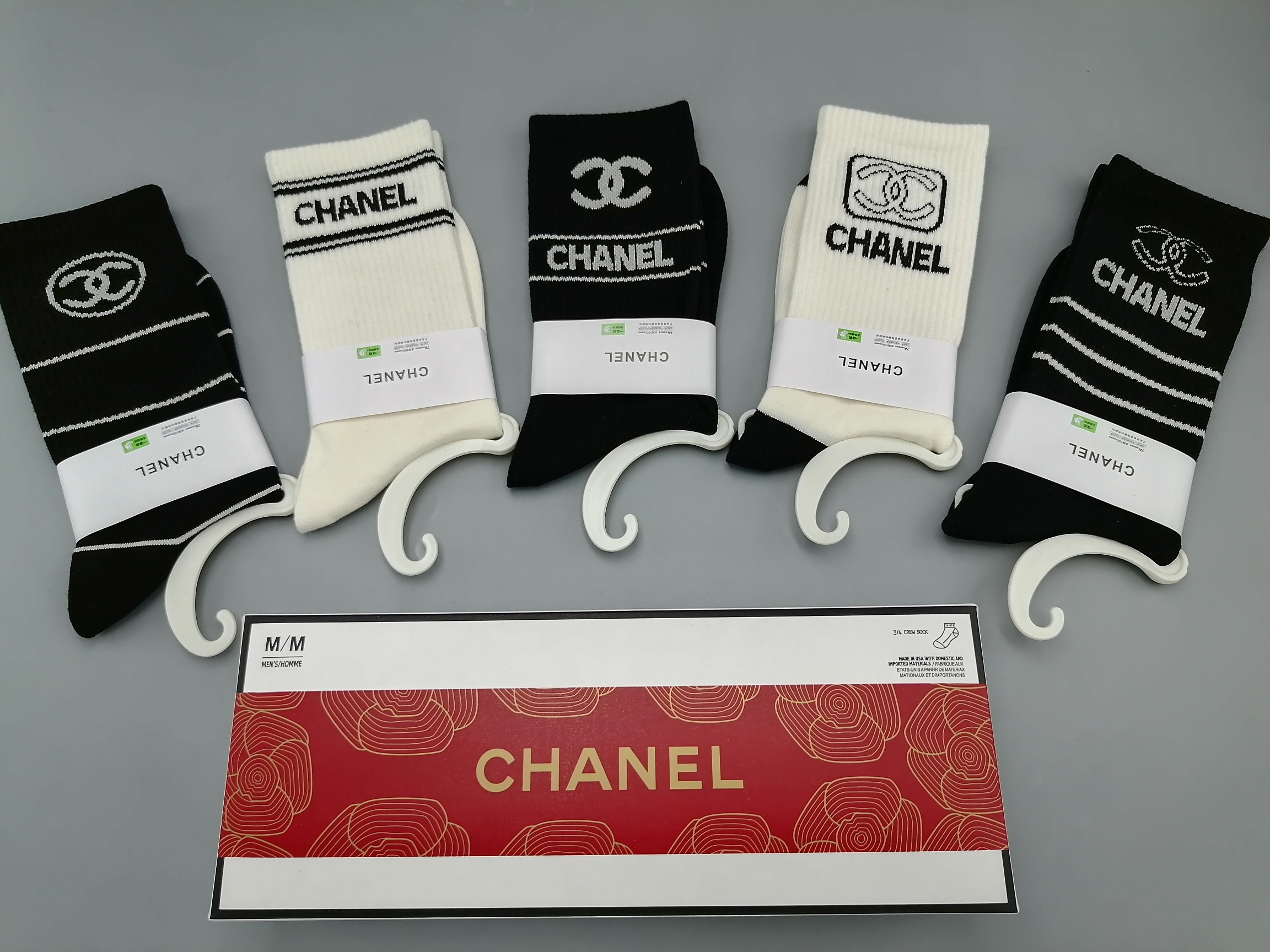  💛配包装
CHANEL（香奈儿）新款经典中长筒袜堆堆袜袜子！一盒五双， 专柜同步筒袜袜子，💛大牌出街，