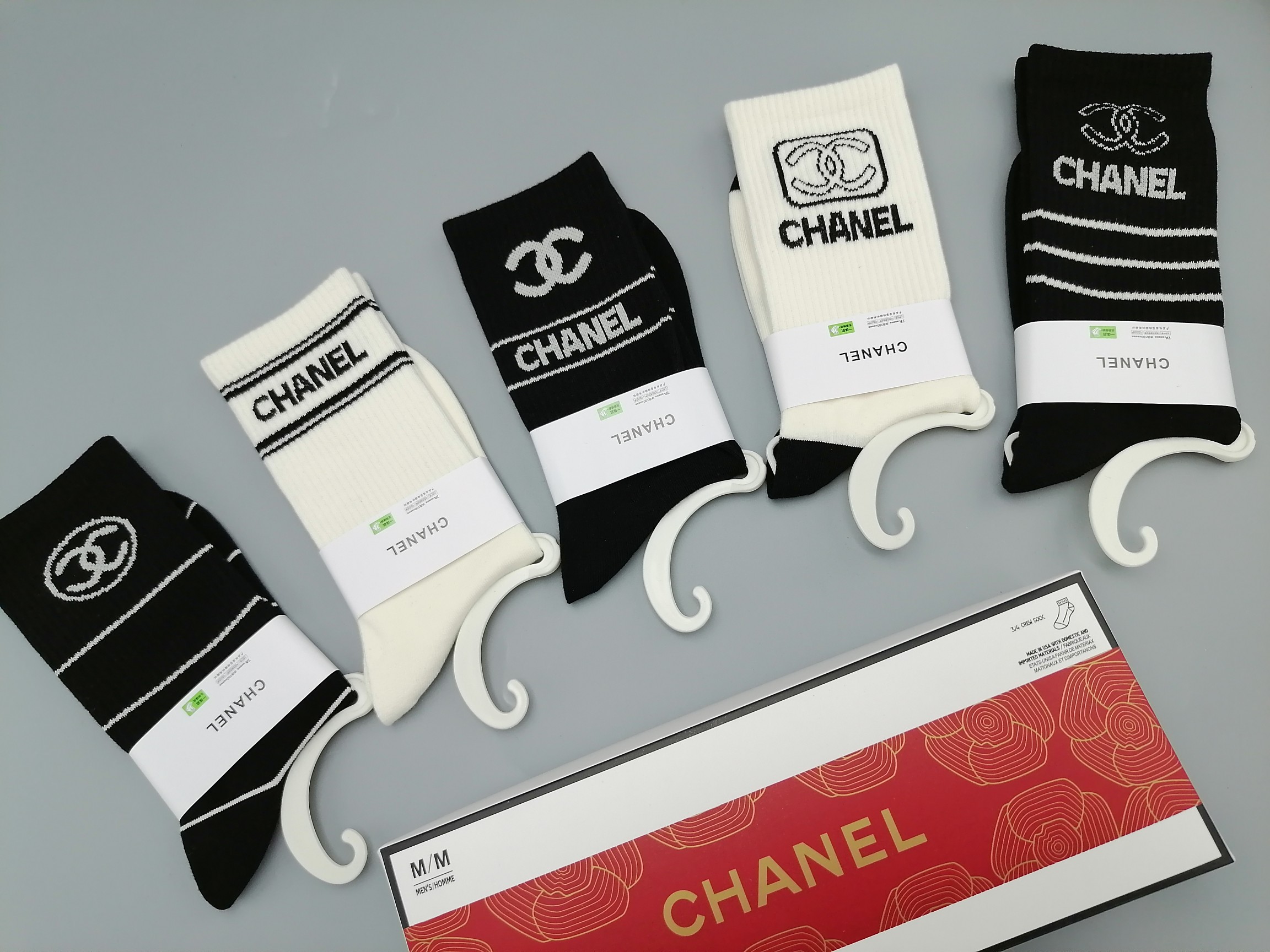  💛配包装
CHANEL（香奈儿）新款经典中长筒袜堆堆袜袜子！一盒五双， 专柜同步筒袜袜子，💛大牌出街，