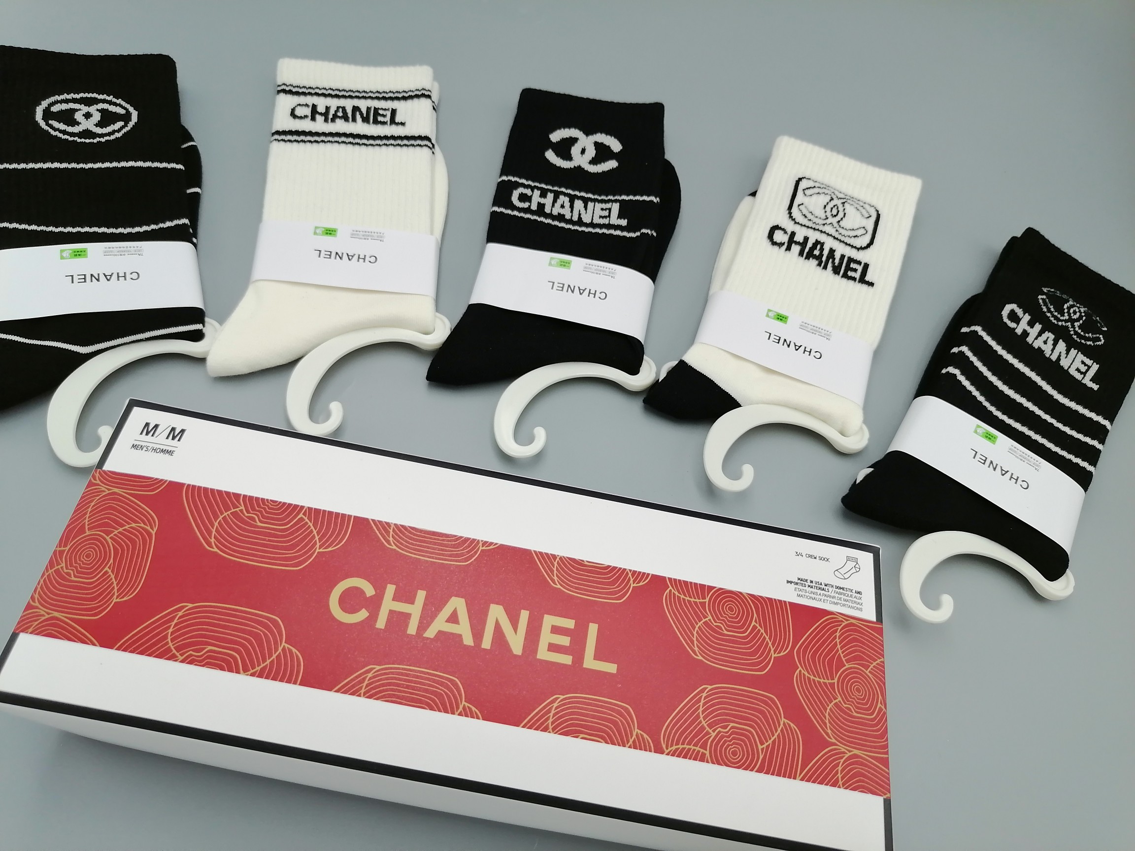  💛配包装
CHANEL（香奈儿）新款经典中长筒袜堆堆袜袜子！一盒五双， 专柜同步筒袜袜子，💛大牌出街，