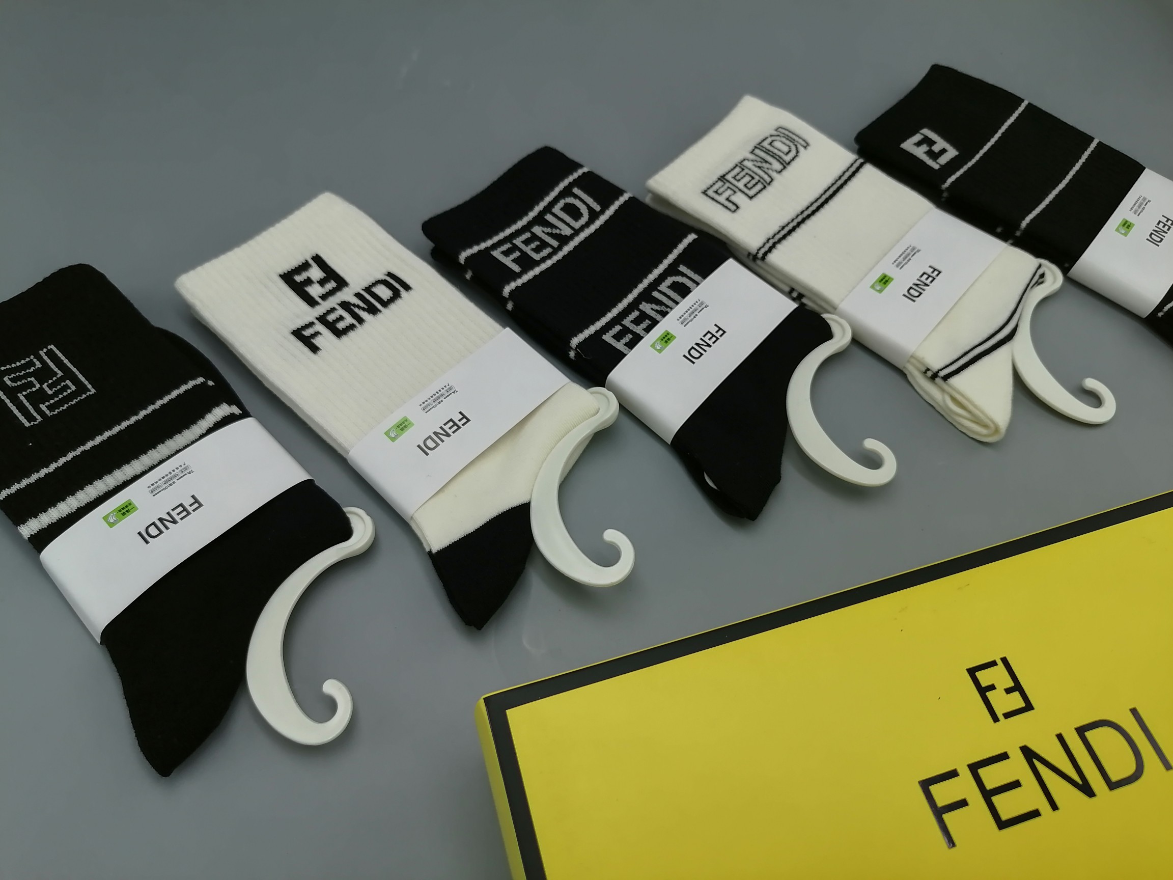  💛配包装
FENDI（芬迪）新款经典中长筒袜堆堆袜袜子！一盒五双， 专柜同步筒袜袜子，💛大牌出街，潮人