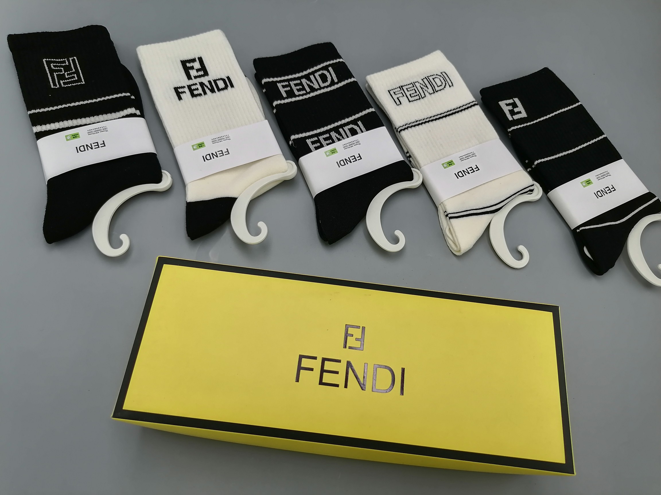 💛配包装
FENDI（芬迪）新款经典中长筒袜堆堆袜袜子！一盒五双， 专柜同步筒袜袜子，💛大牌出街，潮人