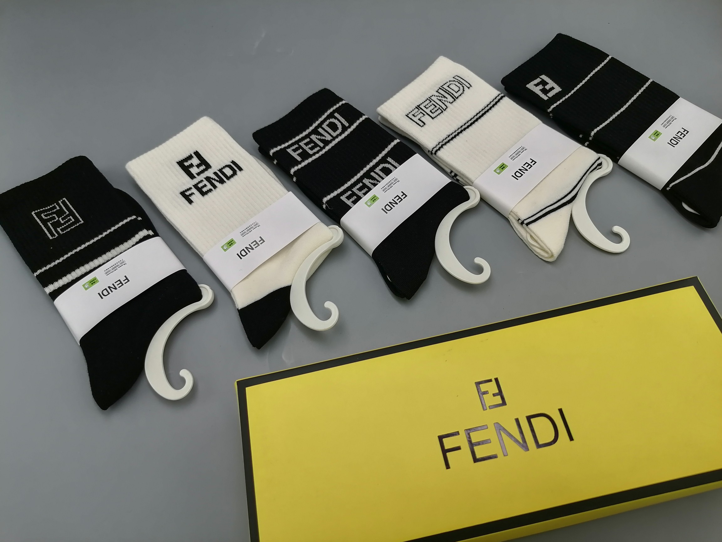  💛配包装
FENDI（芬迪）新款经典中长筒袜堆堆袜袜子！一盒五双， 专柜同步筒袜袜子，💛大牌出街，潮人
