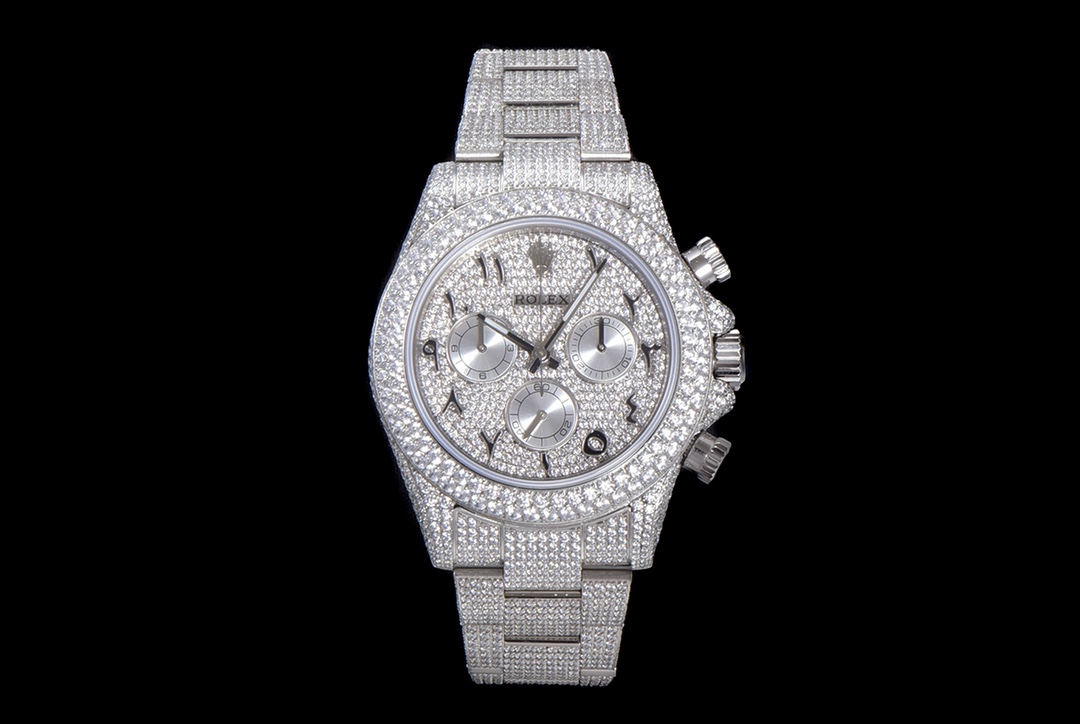 劳力士宇宙计时型迪通拿满天星40系列——904精钢密镶钻款1⃣️整表密集镶满顶级的施华洛世奇美钻，秒杀其它现有版本的细节和做工！2⃣️厚度13.5mm，采用7750机芯，一档调时，中间不再有日历空档，计时功能一切正常使用！3⃣️超级904钢材质，蓝宝石镜面！4⃣️每条表带和侧边也是镶满钻，真正做到表带镶满无边的工艺！每个细节都做到了极致！欢迎品鉴！