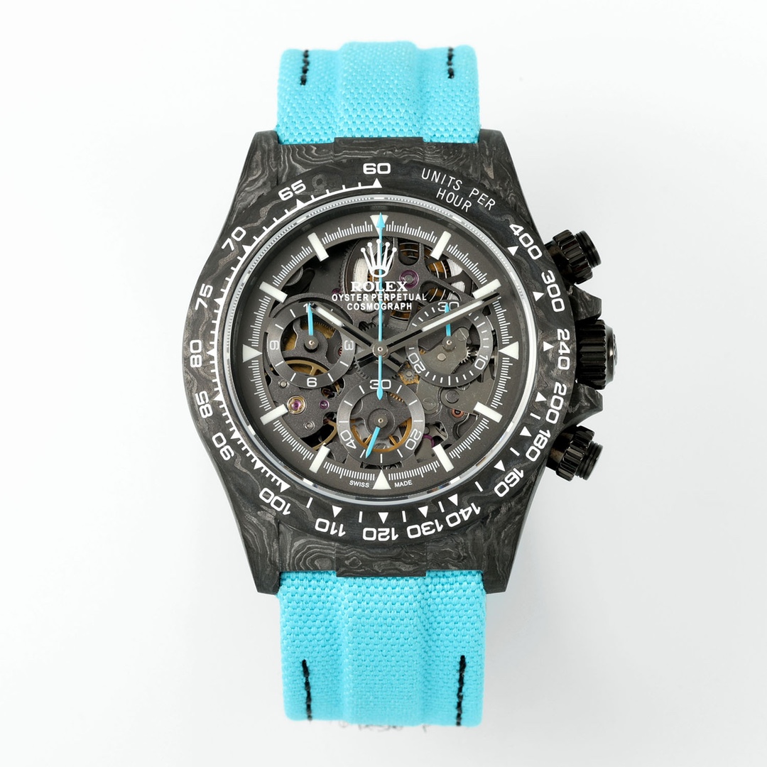 NO:821511,Diw high-end modified hollow carbon fiber Daytona is the lightweight Daytona that best shows off the track genes so far. The entire case, including the bottom cover, is made of high-composite carbon fiber and luminous powder. The whole watch weighs 47g. The modified fully disassembled dial is matched with cal. New hollow movement, avant-garde hollow dial design, allowing you to see the gears turning!  Very cool.,19860909Diw 高端改装镂空碳纤维迪通拿 迄今为止最能展现赛道基因的轻量化迪通拿,整个壳套包括底盖均采用高复合碳纤维和夜光粉所打造,整表重量47g. 改装全拆卸表盘搭配cal. 新款镂空机芯, 前卫镂空表盘设计,让你看得见的齿轮转动！酷炫十足.,,Watch