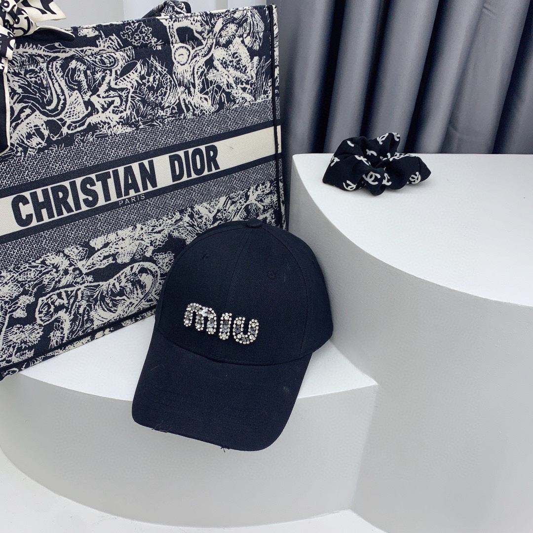 NO:190393,Miu Miu custom combination heavy industry design model!  Light luxury baseball cap, hard top not picky ~ Hat fisherman hat, baseball cap knit hat, hat, miumiu, espadrilles, hats19860909Miu Miu定制组合 重工设计款！轻奢气质棒球帽 硬顶不挑人~帽子渔夫帽棒球帽针织帽,帽子,miumiu,espadrilles,hats,hat