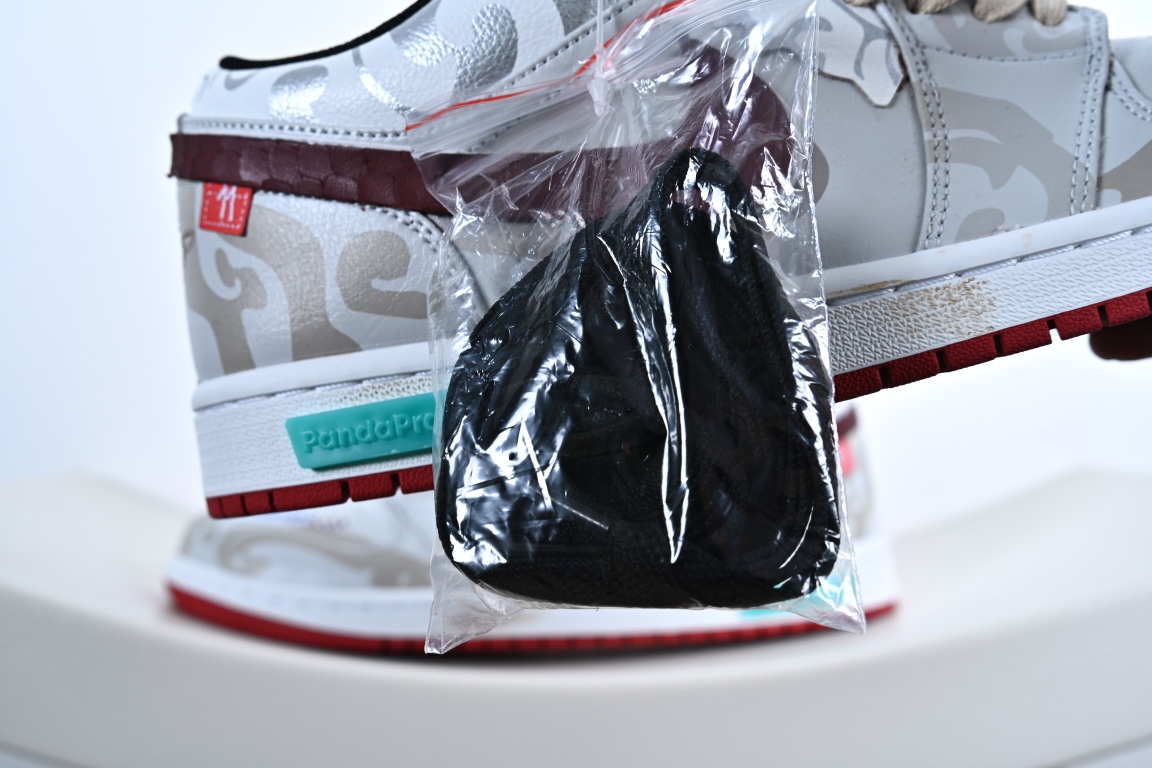 #细节鉴赏Air Jordan AJ1 Low 熊猫恶作剧 游龙则灵 酣春“全网独家正确版本无原鞋不开发 始终坚持对品质、细节 完美复刻”市面唯一纯原级别 完美零毛边处理 原厂内置全掌气垫 价格定位良6