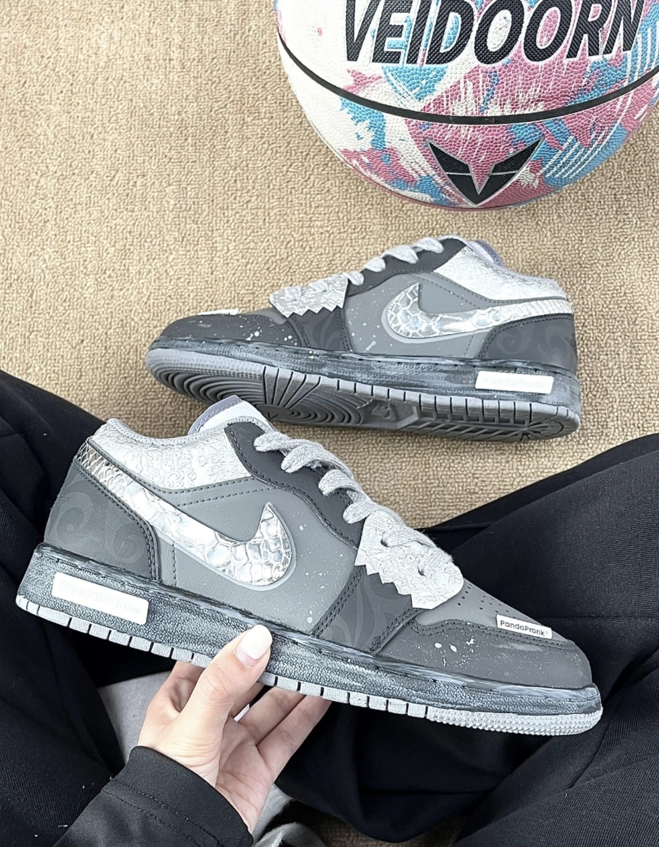 上脚素材#Air Jordan AJ1 Low 熊猫恶作剧摩登薇境 格雷系 黑银灰“全网独家正确版本无原鞋不开发 始终坚持对品质、细节 完美复刻”市面唯一纯原级别 完美零毛边处理 原厂内置全掌气垫 价9