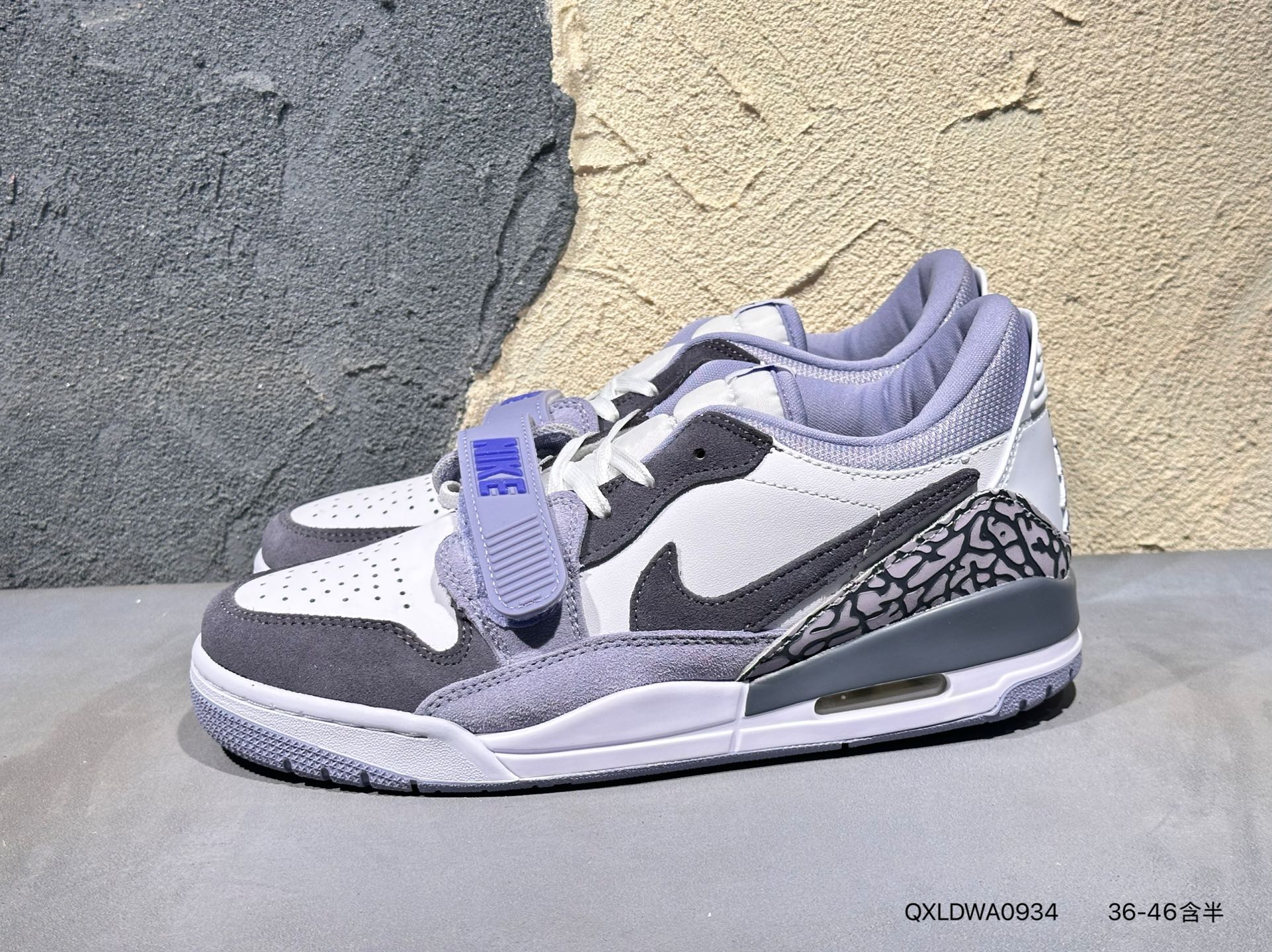 #新品上市实拍 Air Jordan Legacy 312 原厂私磨 原厂纸板 原厂盒装 完美走线 进口头层皮 致力打造精致. 乔丹篮球鞋系列 号称 “最强三合一” 的 Jordan Legacy 312,自然有着杂交结合的设计,它的名字就展现出它所包含的鞋款元素,312 分别对应了 Air Jordan 3、Air Jordan 1 和 Air Trainer 2,将这三双经典又有不俗人气的鞋款融合,“最强三合一” 的名称由此得来! 货号:CD7069 QXLDWA0934