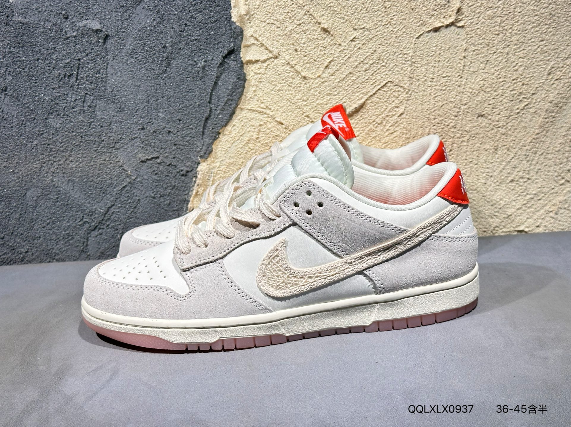 💰110  #新品上市实拍  
SB Dunk Low Pro 扣篮系列复古低帮休闲运动滑板板鞋。采用脚感柔软舒适ZoomAir气垫，有效吸收滑板等极限运动在落地时带来的冲击力，为街头运动者们提供更好的保护！ 
货号：HV5231 QQLXLX0937