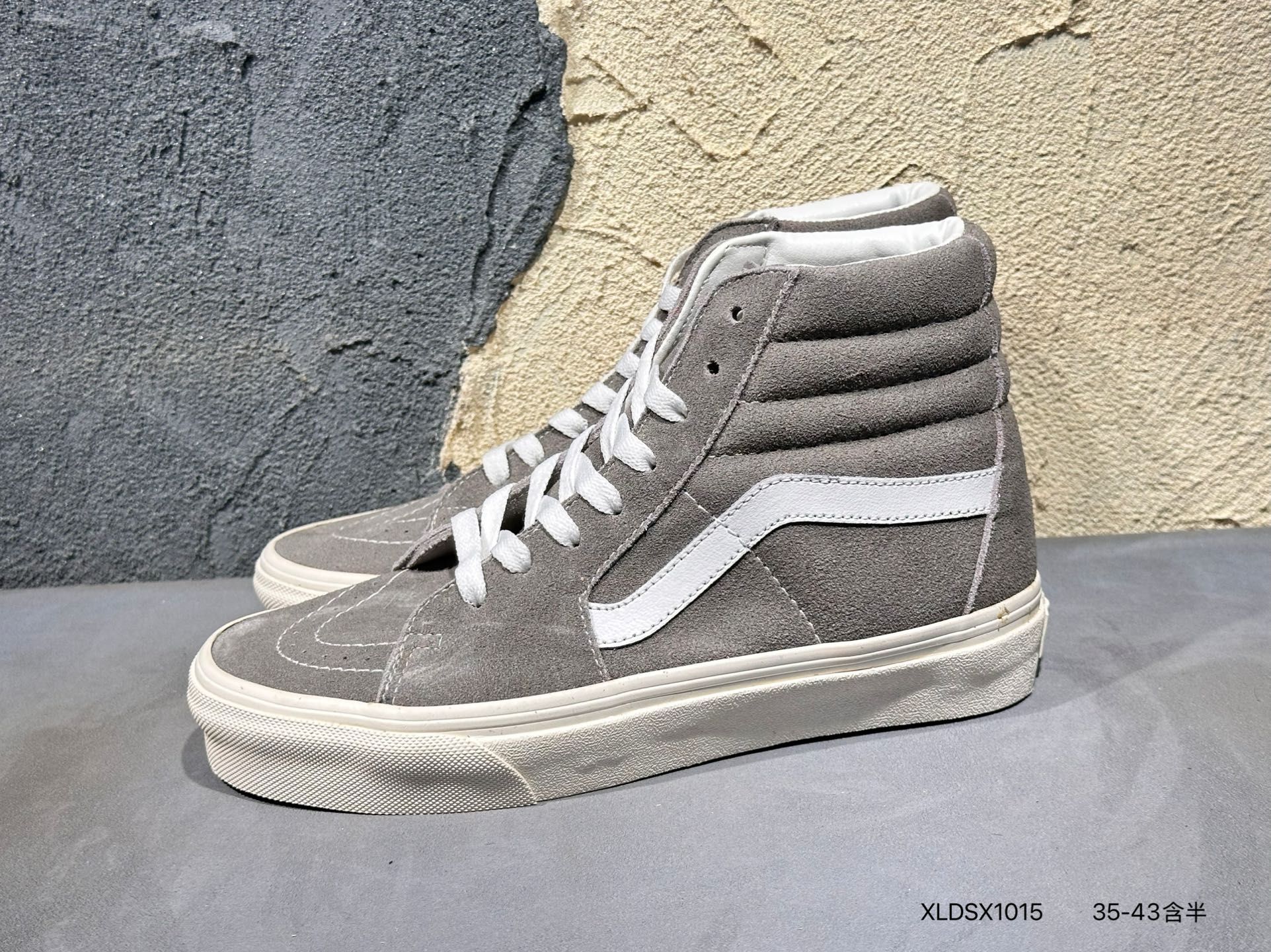 🈴 💰80   #新品上市实拍  
#Vans Sk8-Hi Pokonyan
神仙配色，鞋身采用宝蓝鹿皮绒/米白帆布搭配，加上红色logo饰条，柠檬黄鞋舌织唛标可谓是点睛之笔，让你一眼就心动！原产硫化工艺，蓝色鞋底，双色鞋带任意切搭，原装Pokonyan吊牌/鞋盒，细节无可挑剔，潮人必备不二之选XLDSX1015