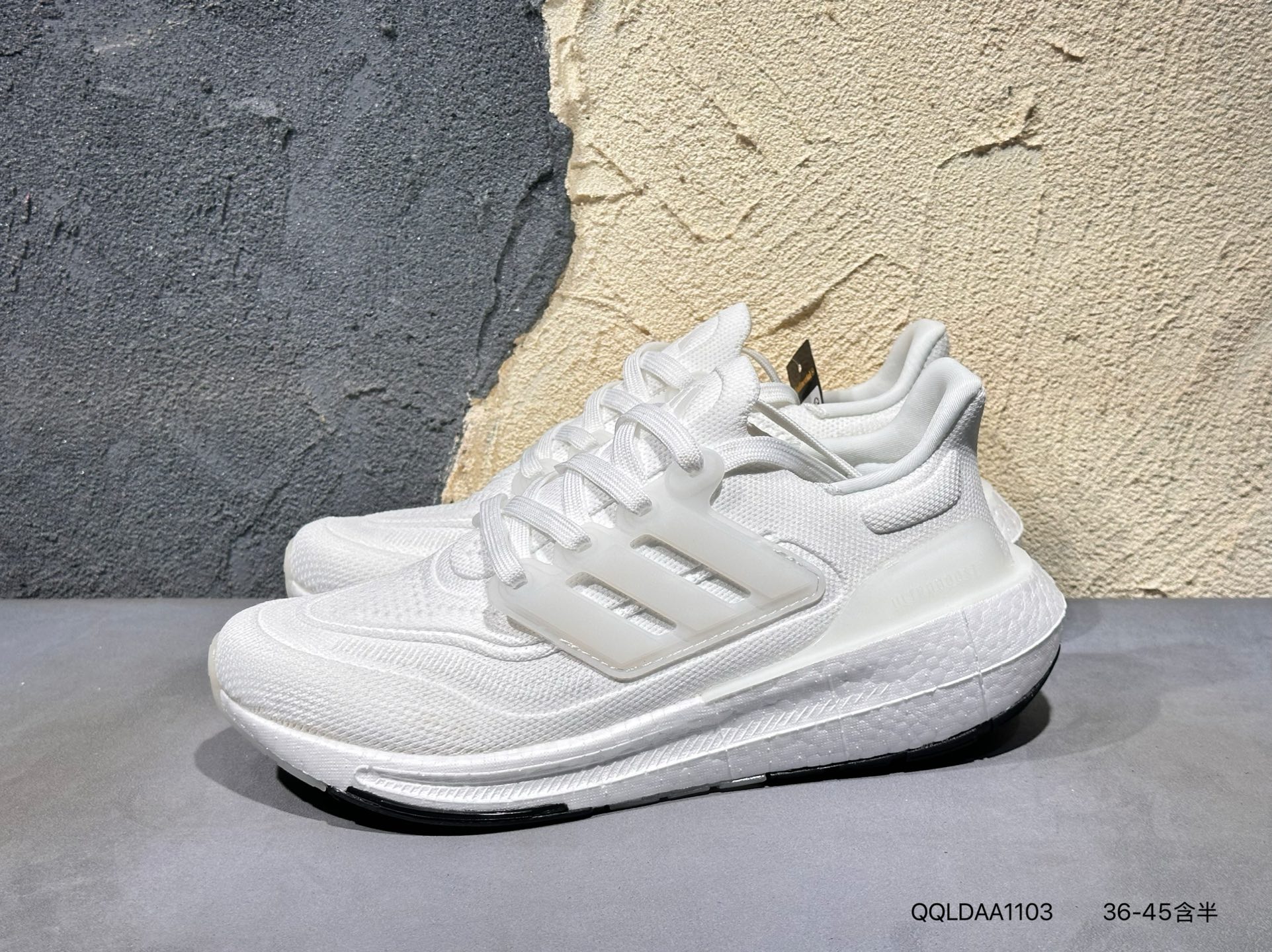 #新品上市实拍 阿迪达斯 爆米花 男女鞋 ADIDAS ULTRABOOST 21低帮畅跑缓震回弹跑步运动鞋,ULTRABOOST 21以全新的外观示人.此次采用全新编制纹理的PRIMEBLUE材质鞋面替换以往传统的PK鞋面,与环保理念相融合,视觉效果更佳丰富,稳定效果出色.从视觉上就可以看到加厚的BOOST,略带夸张的设计带来前所未有的张力,回弹缓震性能也更加出色.最后外底的变化也很大,由三个部分组成,前掌边缘和核心区域依然为马牌橡胶外底,后跟和前掌连接采用透明质感的外底材质,视觉效果更佳丰富.从细节还可以看到侧边半透明TPU支架,后跟TPU支撑也略有变化,也是得整个外观更加协调,这次的变化可以说是UB一次颠覆,相信踩屎脚感更强.• 袜套般贴合• 系带设计• adidas Primeknit+鞋面• 织物衬里• 别致鞋跟片• Boost中底• 掌跟落差:10毫米(鞋跟30.5毫米 / 前掌20.5毫米)• ContinentalTM马牌橡胶打造的Stretchweb网格外底• Primeblue面料. 类型:男女鞋 货号:ID3285 QQLDAA1103