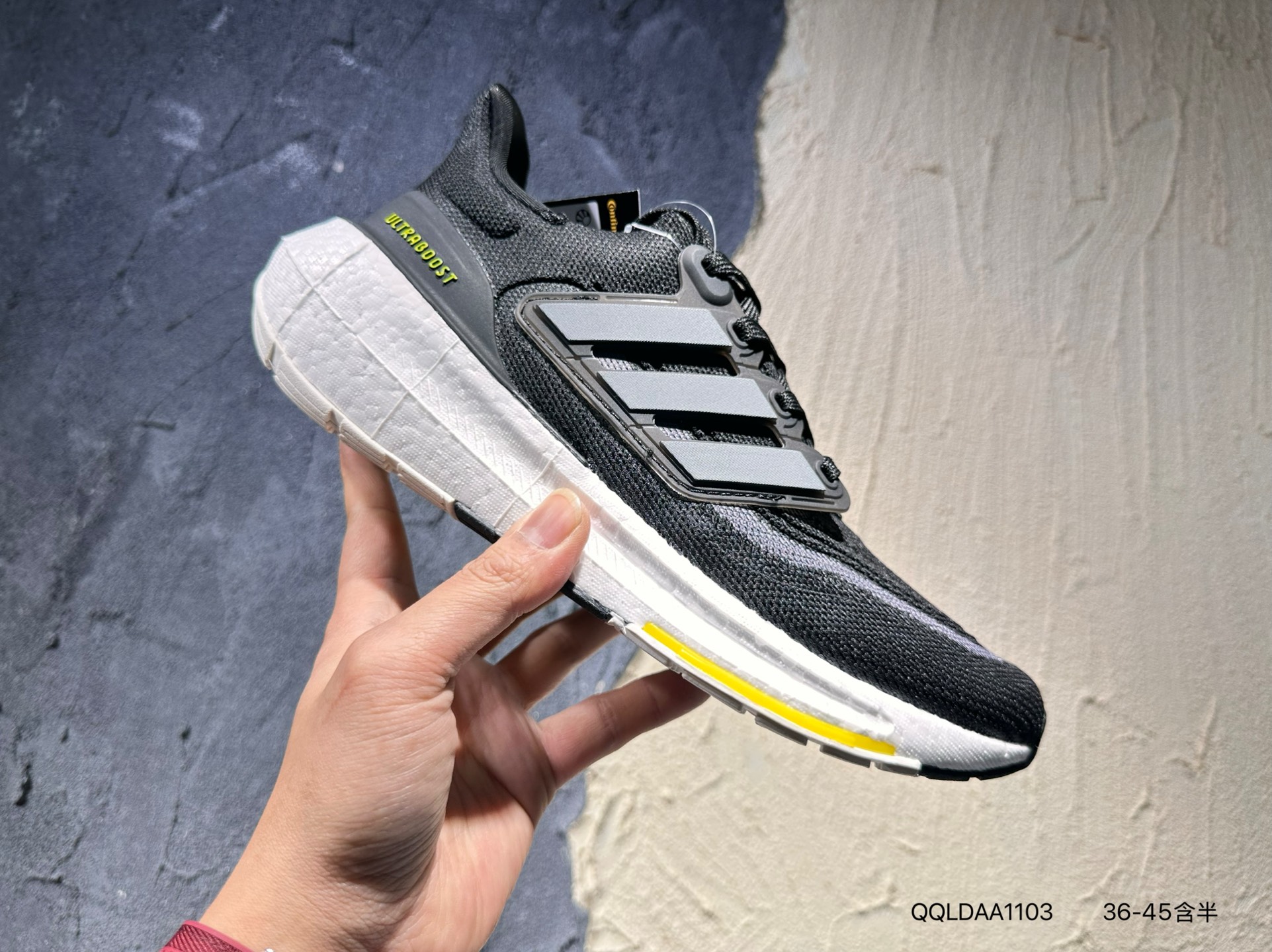 #新品上市实拍 阿迪达斯 爆米花 男女鞋 ADIDAS ULTRABOOST 21低帮畅跑缓震回弹跑步运动鞋,ULTRABOOST 21以全新的外观示人.此次采用全新编制纹理的PRIMEBLUE材质鞋面替换以往传统的PK鞋面,与环保理念相融合,视觉效果更佳丰富,稳定效果出色.从视觉上就可以看到加厚的BOOST,略带夸张的设计带来前所未有的张力,回弹缓震性能也更加出色.最后外底的变化也很大,由三个部分组成,前掌边缘和核心区域依然为马牌橡胶外底,后跟和前掌连接采用透明质感的外底材质,视觉效果更佳丰富.从细节还可以看到侧边半透明TPU支架,后跟TPU支撑也略有变化,也是得整个外观更加协调,这次的变化可以说是UB一次颠覆,相信踩屎脚感更强.• 袜套般贴合• 系带设计• adidas Primeknit+鞋面• 织物衬里• 别致鞋跟片• Boost中底• 掌跟落差:10毫米(鞋跟30.5毫米 / 前掌20.5毫米)• ContinentalTM马牌橡胶打造的Stretchweb网格外底• Primeblue面料. 类型:男女鞋 货号:ID3285 QQLDAA1103