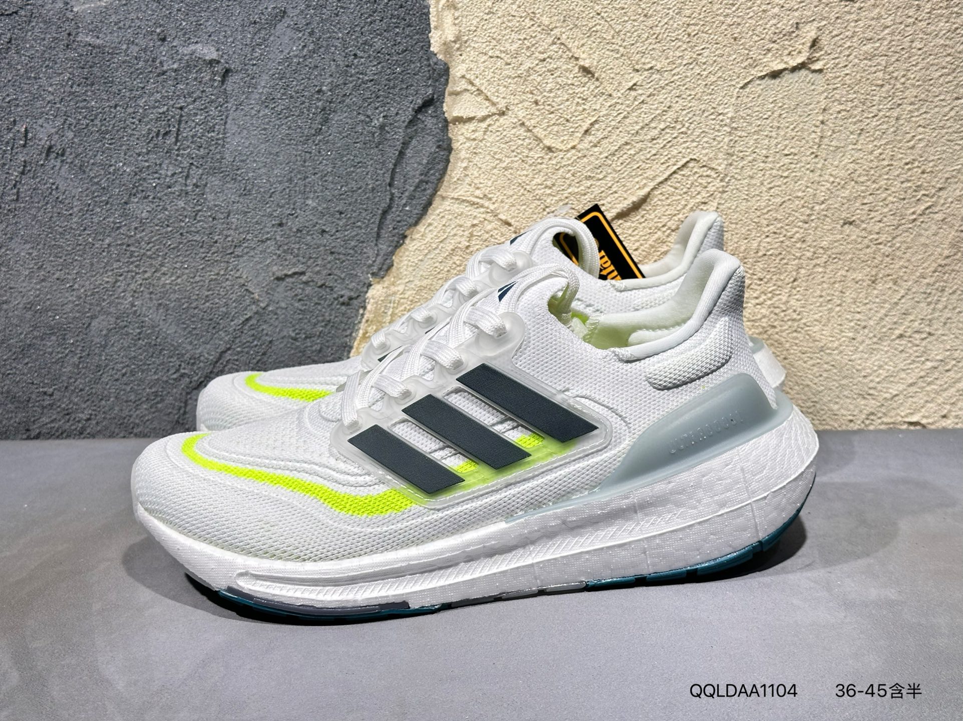 #新品上市实拍 阿迪达斯 爆米花 男女鞋 ADIDAS ULTRABOOST 21低帮畅跑缓震回弹跑步运动鞋,ULTRABOOST 21以全新的外观示人.此次采用全新编制纹理的PRIMEBLUE材质鞋面替换以往传统的PK鞋面,与环保理念相融合,视觉效果更佳丰富,稳定效果出色.从视觉上就可以看到加厚的BOOST,略带夸张的设计带来前所未有的张力,回弹缓震性能也更加出色.最后外底的变化也很大,由三个部分组成,前掌边缘和核心区域依然为马牌橡胶外底,后跟和前掌连接采用透明质感的外底材质,视觉效果更佳丰富.从细节还可以看到侧边半透明TPU支架,后跟TPU支撑也略有变化,也是得整个外观更加协调,这次的变化可以说是UB一次颠覆,相信踩屎脚感更强.• 袜套般贴合• 系带设计• adidas Primeknit+鞋面• 织物衬里• 别致鞋跟片• Boost中底• 掌跟落差:10毫米(鞋跟30.5毫米 / 前掌20.5毫米)• ContinentalTM马牌橡胶打造的Stretchweb网格外底• Primeblue面料. 类型:男女鞋 货号:ID3285 QQLDAA1104