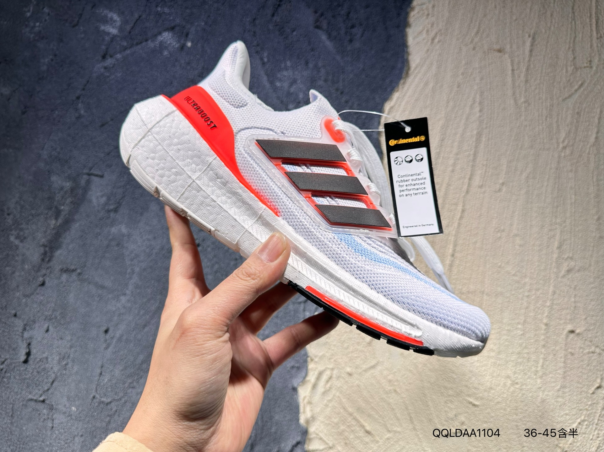 #新品上市实拍 阿迪达斯 爆米花 男女鞋 ADIDAS ULTRABOOST 21低帮畅跑缓震回弹跑步运动鞋,ULTRABOOST 21以全新的外观示人.此次采用全新编制纹理的PRIMEBLUE材质鞋面替换以往传统的PK鞋面,与环保理念相融合,视觉效果更佳丰富,稳定效果出色.从视觉上就可以看到加厚的BOOST,略带夸张的设计带来前所未有的张力,回弹缓震性能也更加出色.最后外底的变化也很大,由三个部分组成,前掌边缘和核心区域依然为马牌橡胶外底,后跟和前掌连接采用透明质感的外底材质,视觉效果更佳丰富.从细节还可以看到侧边半透明TPU支架,后跟TPU支撑也略有变化,也是得整个外观更加协调,这次的变化可以说是UB一次颠覆,相信踩屎脚感更强.• 袜套般贴合• 系带设计• adidas Primeknit+鞋面• 织物衬里• 别致鞋跟片• Boost中底• 掌跟落差:10毫米(鞋跟30.5毫米 / 前掌20.5毫米)• ContinentalTM马牌橡胶打造的Stretchweb网格外底• Primeblue面料. 类型:男女鞋 货号:ID3285 QQLDAA1104