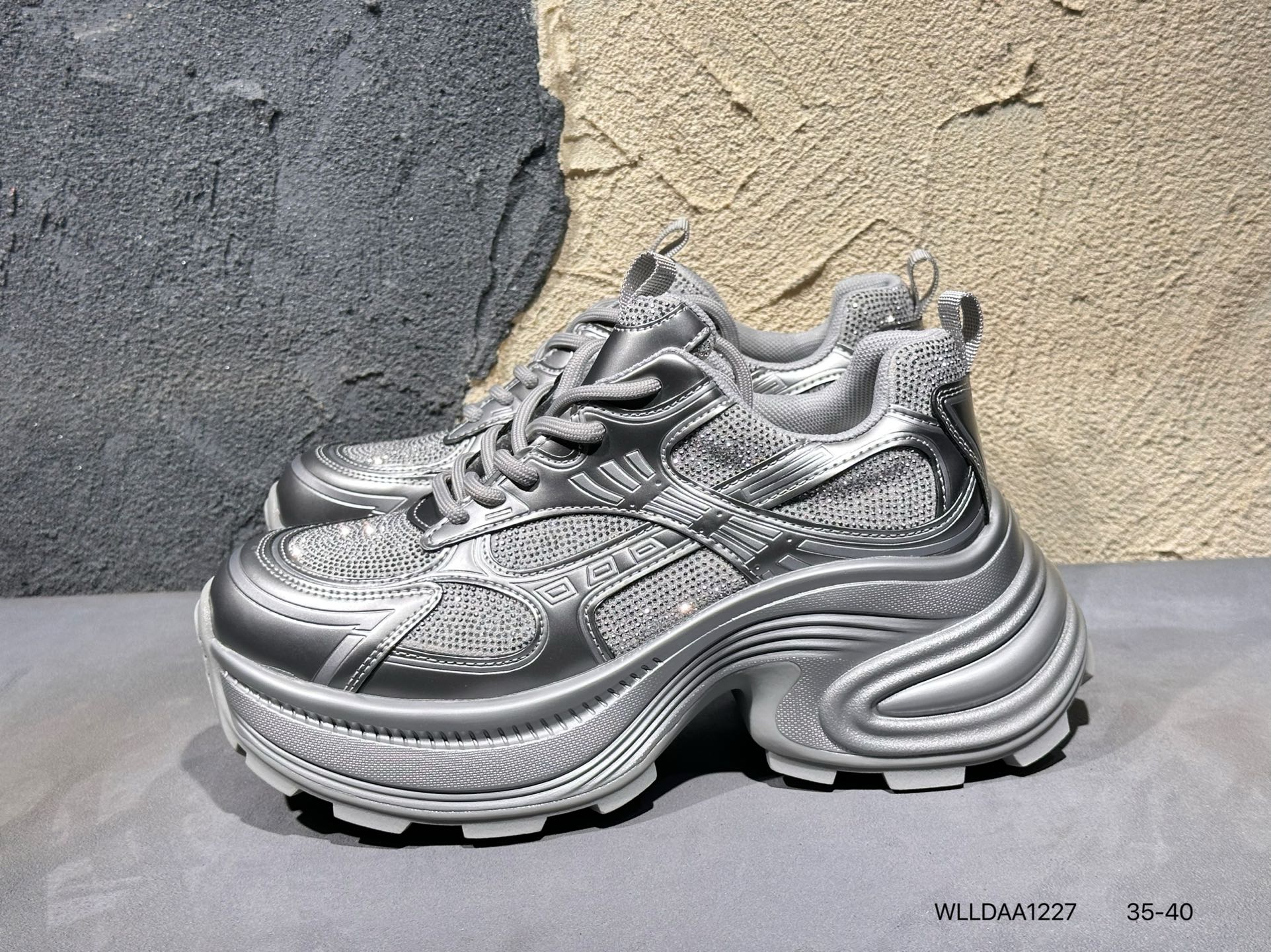 💰200  #新品上市# 
GG-CC 赵露思同款休闲凉鞋 70119-3银色
#广东大厂出品 时髦look轻松定格 不费力展现率性氛围 酷帅机能风不规则设计 大长腿既视感轻松拿捏WLLDAA1227