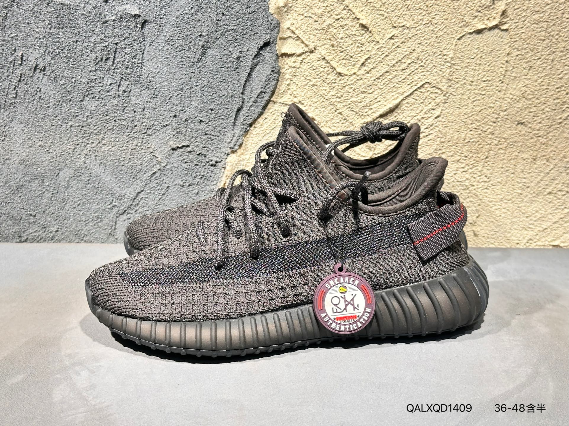 💰140  #新品上市实拍  
Yeezy 350 Boost V2  暴龙兽
外贸客户指定订单 原织面纯原1.0
#原织面精针织机，原厂反光针织面料
#顶级Boost 满钉大底 一切细节实拍如图
极力推荐此版本 触碰性价比至高点
官方货号: ID4811 QALXQD1409