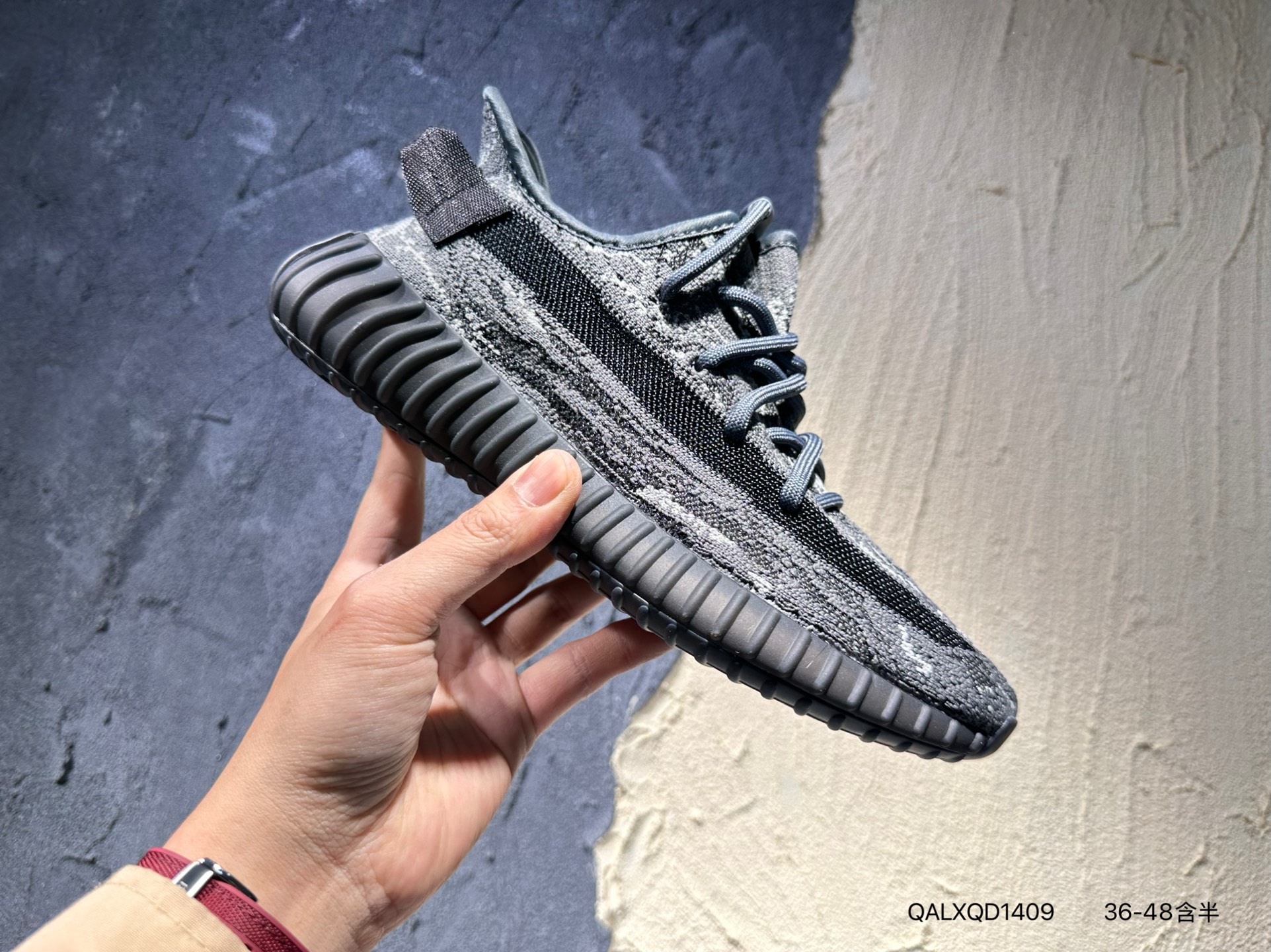 🈴💰140  #新品上市实拍  
Yeezy 350 Boost V2  暴龙兽
外贸客户指定订单 原织面纯原1.0
#原织面精针织机，原厂反光针织面料
#顶级Boost 满钉大底 一切细节实拍如图
极力推荐此版本 触碰性价比至高点
官方货号: ID4811 QALXQD1409