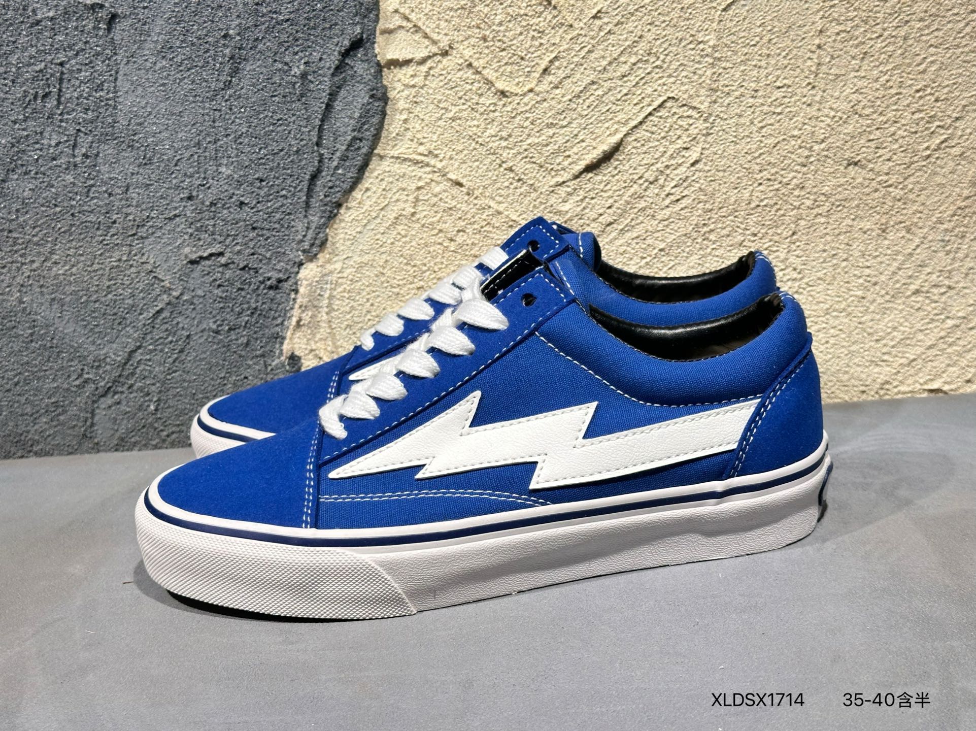 🈴 💰80  
这款鞋采用 Metallic Silver ,  Neutral Grey ,  Flat Silver 和 Aegean Storm 配色方案，向其原创设计致敬。XLDSX1714