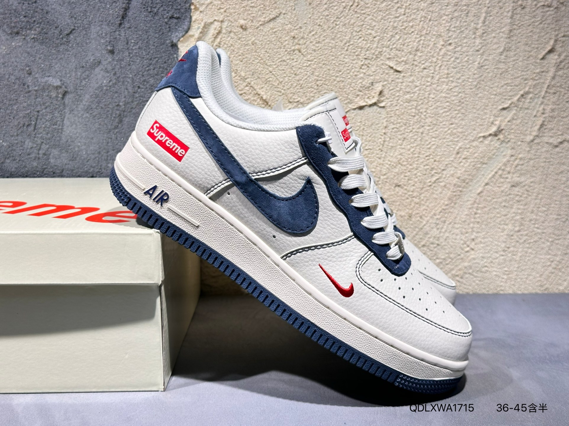 🈴 💰160  #新品上市实拍  
Nike Air Force 1 Low 07 x Supreme 
原楦头原纸板 打造纯正低帮空军版型
专注外贸渠道 全掌内置蜂窝气垫 
原盒配件 原厂中底钢印、拉帮完美 
官方货号：XZ3328-198 QDLXWA1715
