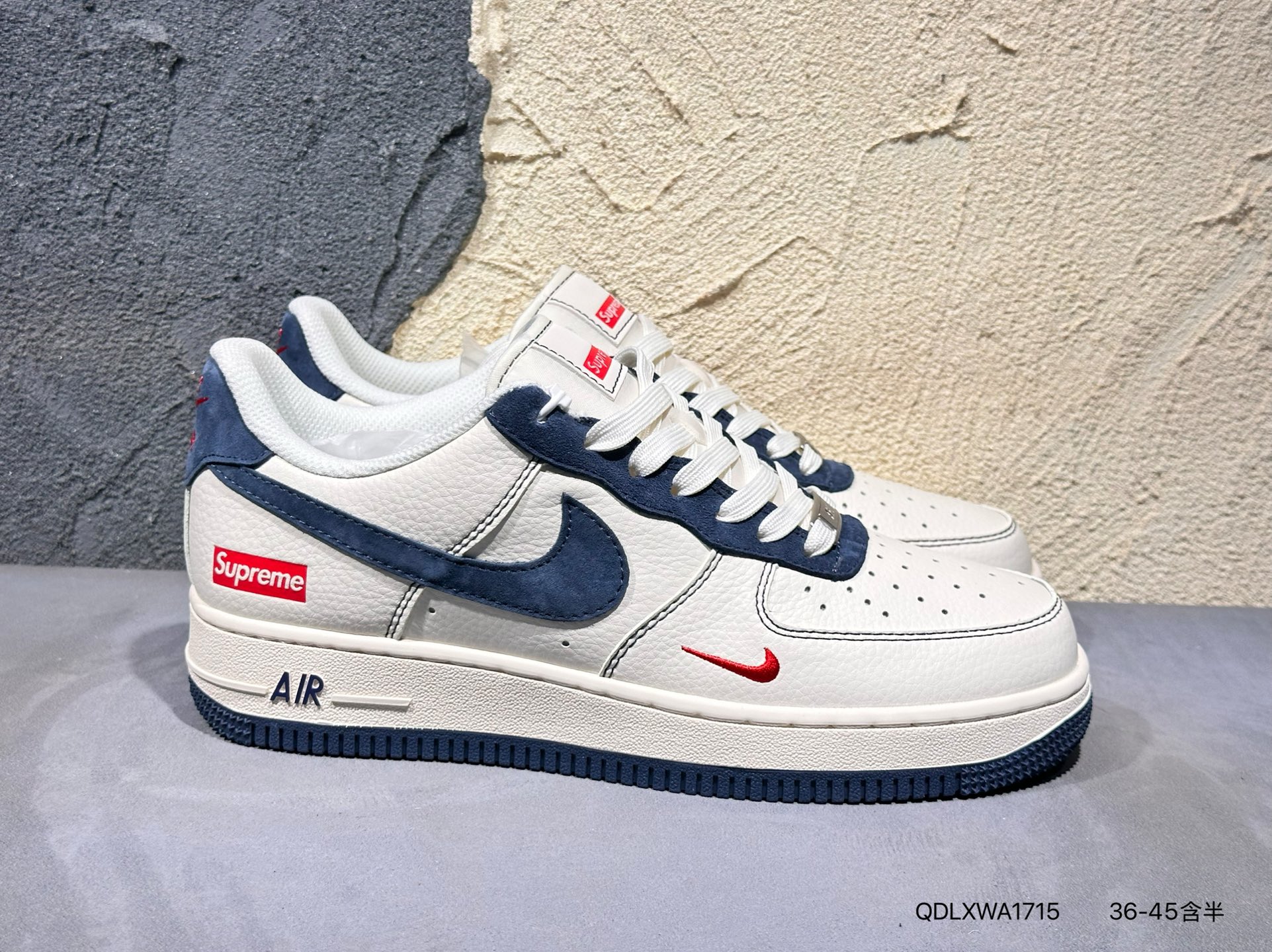 🈴 💰160  #新品上市实拍  
Nike Air Force 1 Low 07 x Supreme 
原楦头原纸板 打造纯正低帮空军版型
专注外贸渠道 全掌内置蜂窝气垫 
原盒配件 原厂中底钢印、拉帮完美 
官方货号：XZ3328-198 QDLXWA1715