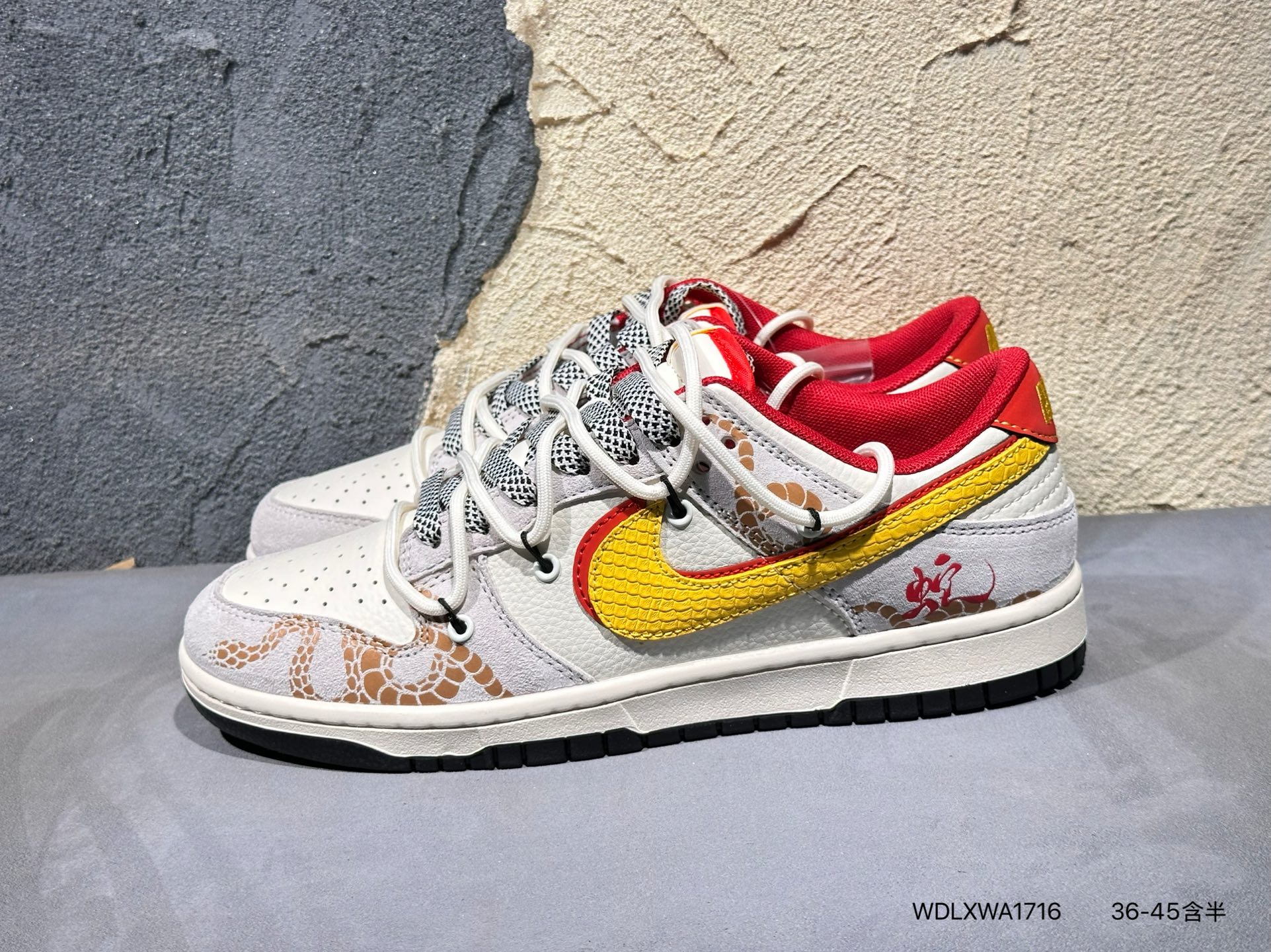 💰260   #新品上市实拍   
LV x Nike 灰金暴力熊
此款主张打破传统的工业化流水线设计限制，以Made by ideas的超级创意为理念，集结众多潮流设计师，结合时下最ing潮流风尚，为潮流爱好者打造彰品自我的专属潮品。同时尊重每个年轻人对于潮流的理解与选择，主张“让每个年轻人塑造自己的潮流”。
货号：SJ2068-227 WDLXWA1716