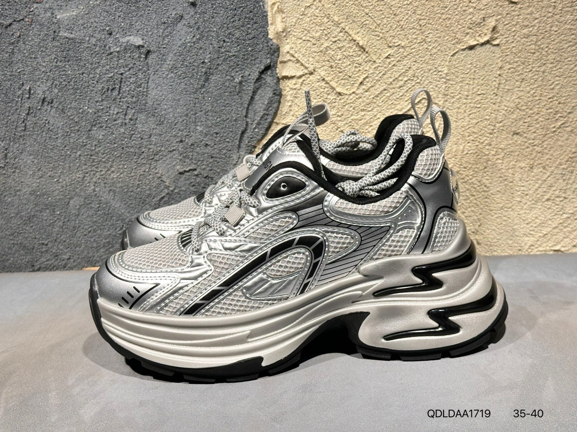 💰160 #新品上市# 
GG-CC 赵露思同款休闲凉鞋 70119-3银色
#广东大厂出品 时髦look轻松定格 不费力展现率性氛围 酷帅机能风不规则设计 大长腿既视感轻松拿捏QDLDAA1719