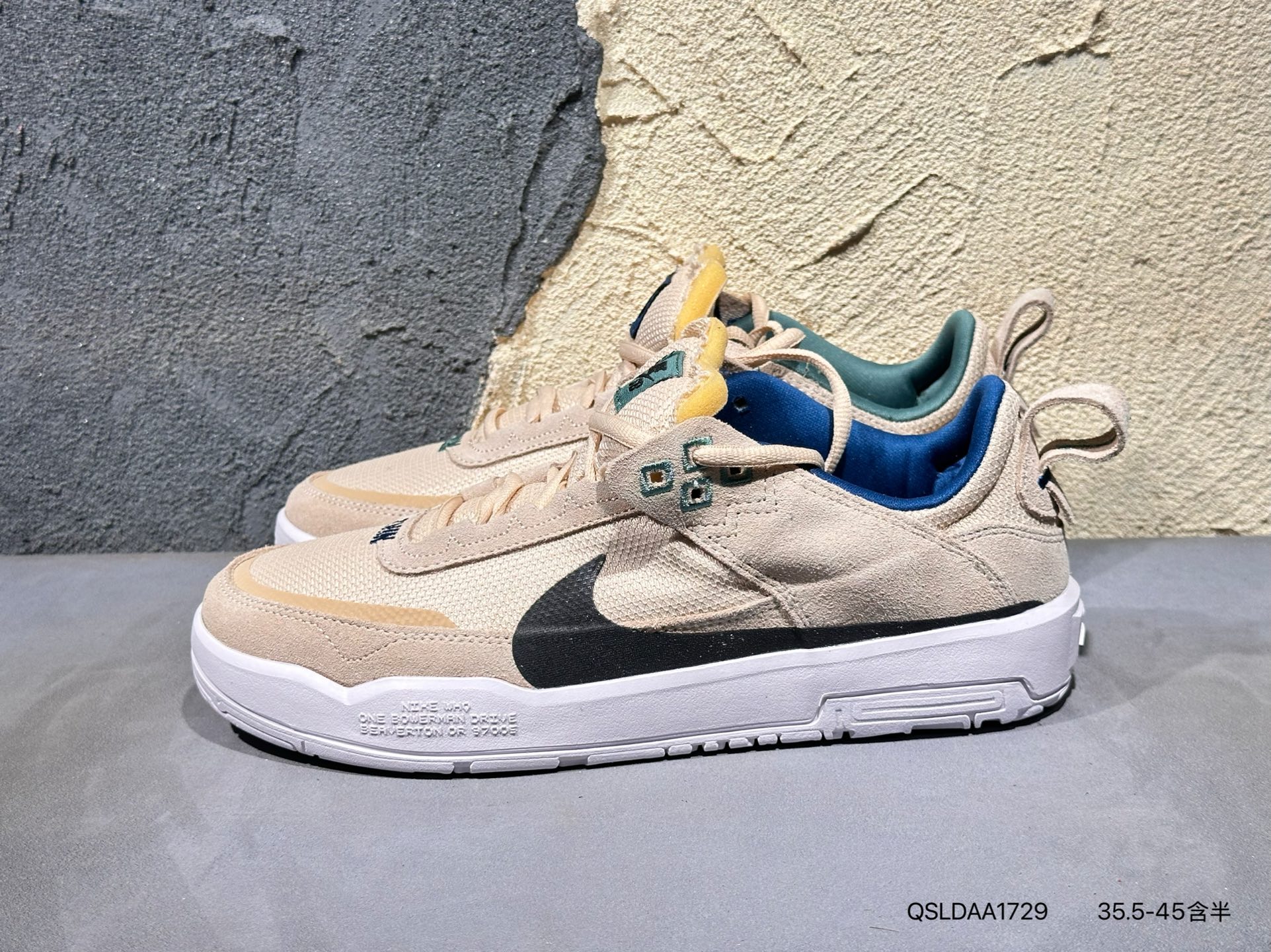 💰150  #新品上市实拍  
SB Dunk Low Pro 扣篮系列复古低帮休闲运动滑板板鞋。采用脚感柔软舒适ZoomAir气垫，有效吸收滑板等极限运动在落地时带来的冲击力，为街头运动者们提供更好的保护！ 
货号：FN4210 QSLDAA1729