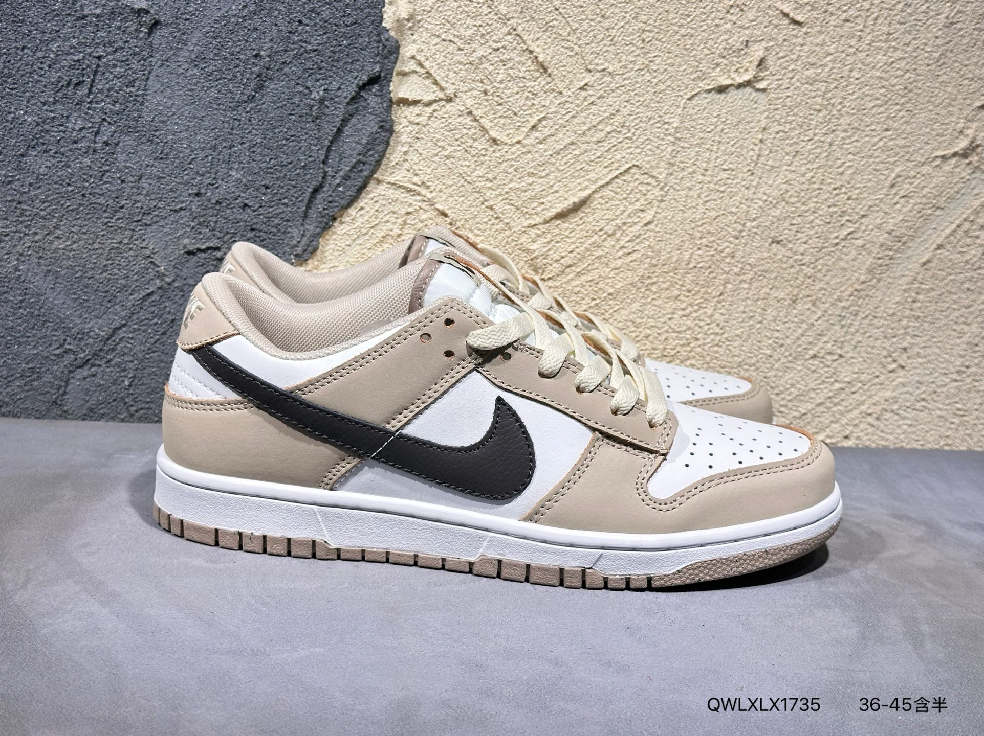 #新品上市实拍 耐克Nike Dunk Low 板鞋SB系列经典百搭休闲运动板鞋加厚鞋舌的填充,使舒适性大大提升,同时也更方便穿脱中底部分则加入了脚感柔软舒适ZoomAir气垫,有效吸收滑板等极限运动在落地时带来的冲击力,为街头运动者们提供更好的保护IB3079 QWLXLX1735