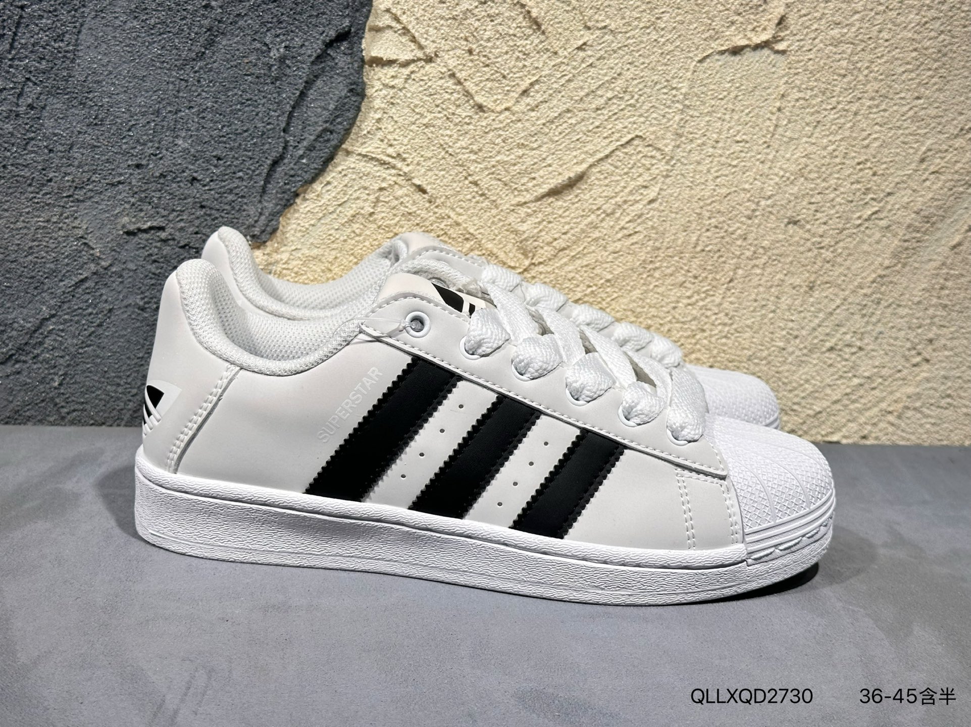 💰140   
Adidas Originals Superstar 全新配色
贝壳头休闲板鞋 独家控货 平台正单 全鞋百分百原材料 全鞋电脑针车 Logo针车间距针数原版一致 皮料切割冲裁零瑕疵 原鞋一致含胶量大底 原盒中文内外标 大几率过验 不对比市面只对比原鞋 只服务最高端市场 
货号：IF1585 QLLXQD2730