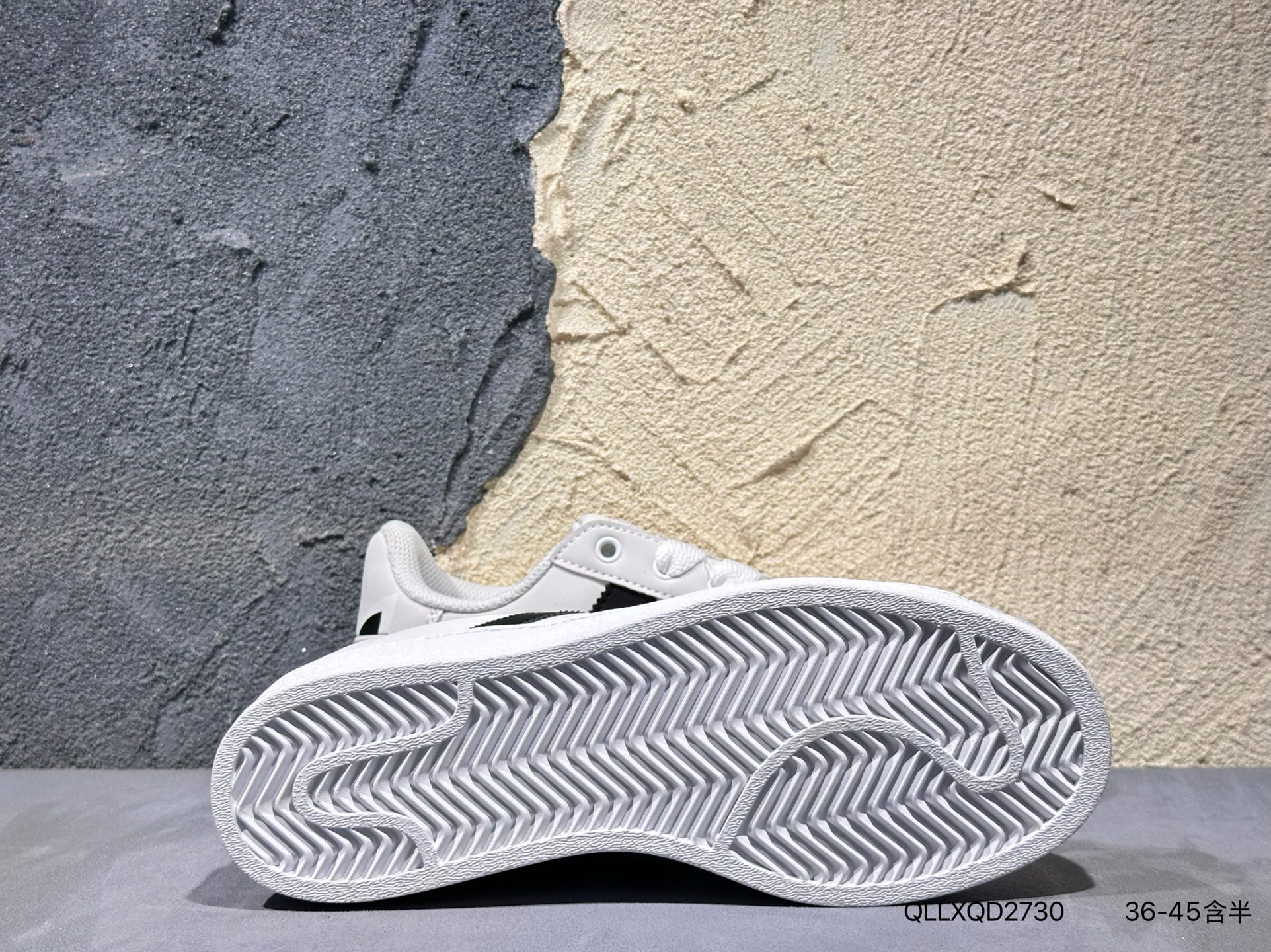 💰140   
Adidas Originals Superstar 全新配色
贝壳头休闲板鞋 独家控货 平台正单 全鞋百分百原材料 全鞋电脑针车 Logo针车间距针数原版一致 皮料切割冲裁零瑕疵 原鞋一致含胶量大底 原盒中文内外标 大几率过验 不对比市面只对比原鞋 只服务最高端市场 
货号：IF1585 QLLXQD2730