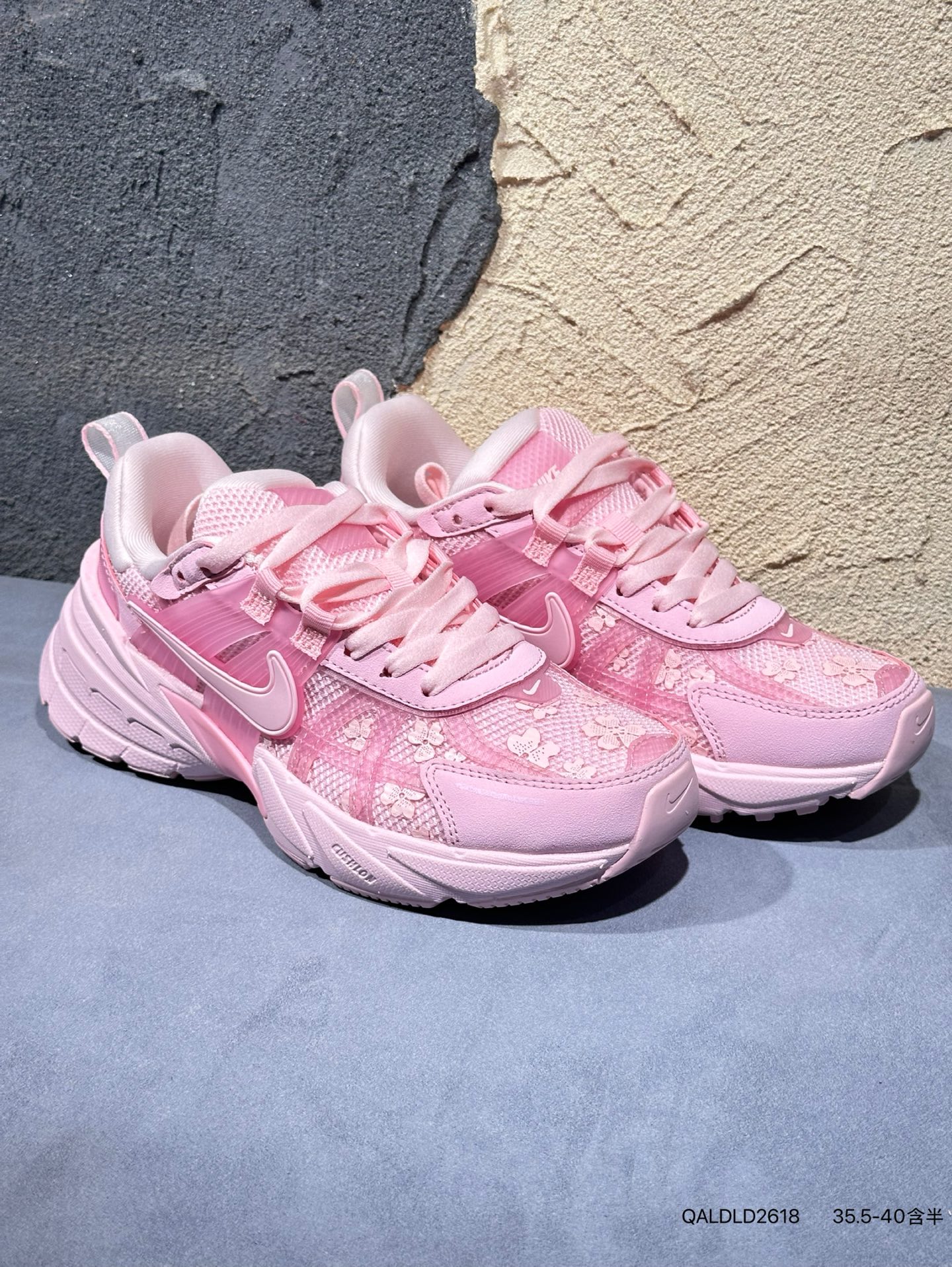 💰140 #新品上市实拍
W Nike V2K Run 复古单品 复古老爹鞋跑步鞋
鞋款被命名为 Runtekk 设计上借鉴了 2000 年的跑鞋风格 配色上以金属银为主调 简练又有复古运动气质 材质上使用大面积网眼、皮革、TPU 组成 支撑和透气性肯定不错 中底处由 Cushlonbd泡绵打造 保证在压马路时可以提供优秀脚感 并通过一手做旧氧化效果突出复古感 中底造型很容易让大家联想到巴黎世家3XL **效果同样不能忽视
货号:HJ5269-600 QALDLD2618