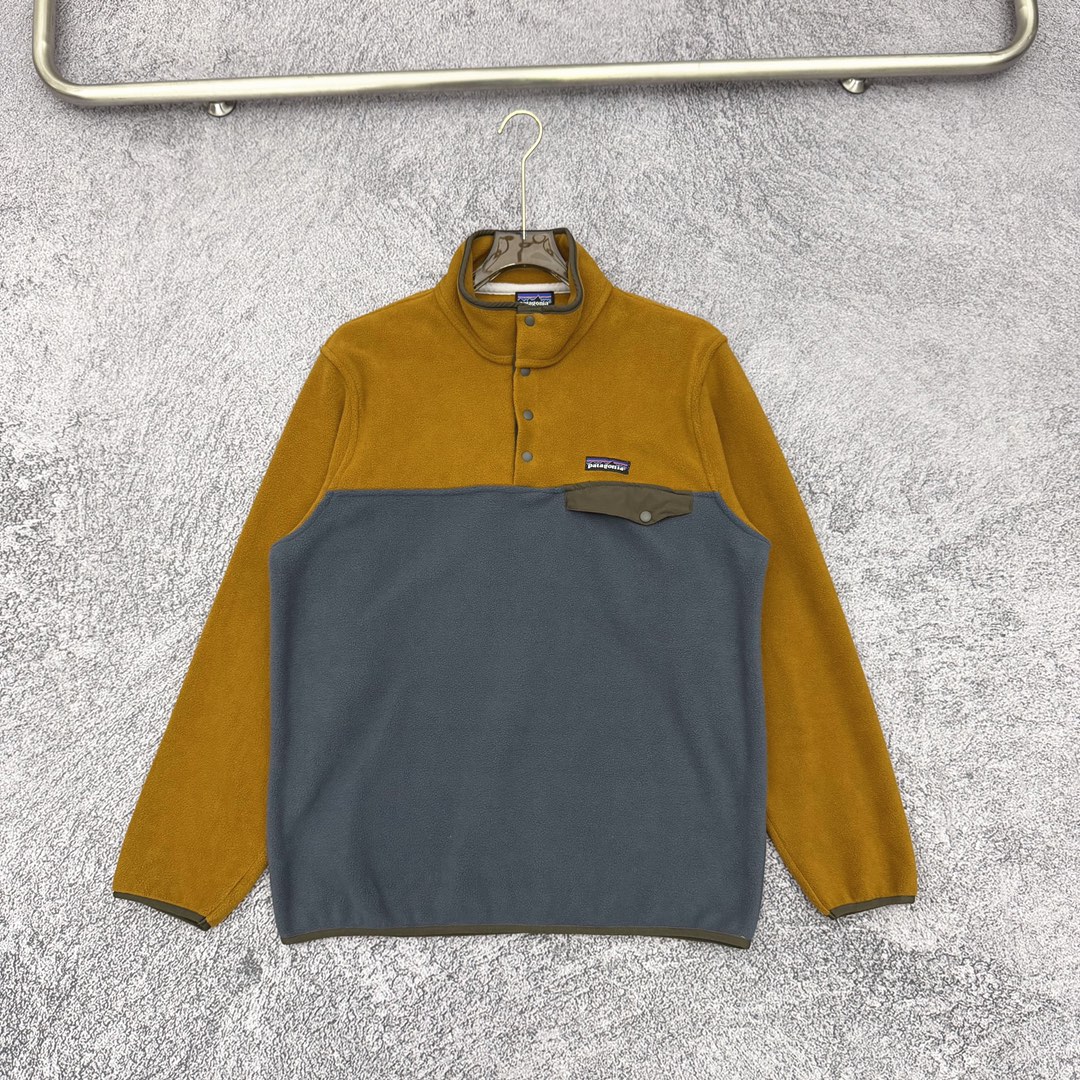 💰135 严选好货!巴塔哥尼亚 ATAGONIA新款男士立领摇粒绒抓绒卫衣外套!时尚潮流款,客供摇粒绒抓绒面料,柔软亲肤,保暖舒适!胸前盖袋设计,精美小标布标点缀,领口、袖口、下摆撞色包边包条,做工细节都非常到位,无论单穿还是外套都不错,上身效果一级棒,喜欢的兄弟不要错过!颜色:黑色、灰色、黄拼色!尺码:M一3XL!
尺码表:
M:肩宽46 胸围109 衣长69
L:肩宽48 胸围113 衣长71
XL:肩宽49 胸围117 衣长73
2XL:肩宽50 胸围121 衣长75
3XL:肩宽51 胸围125 衣长75