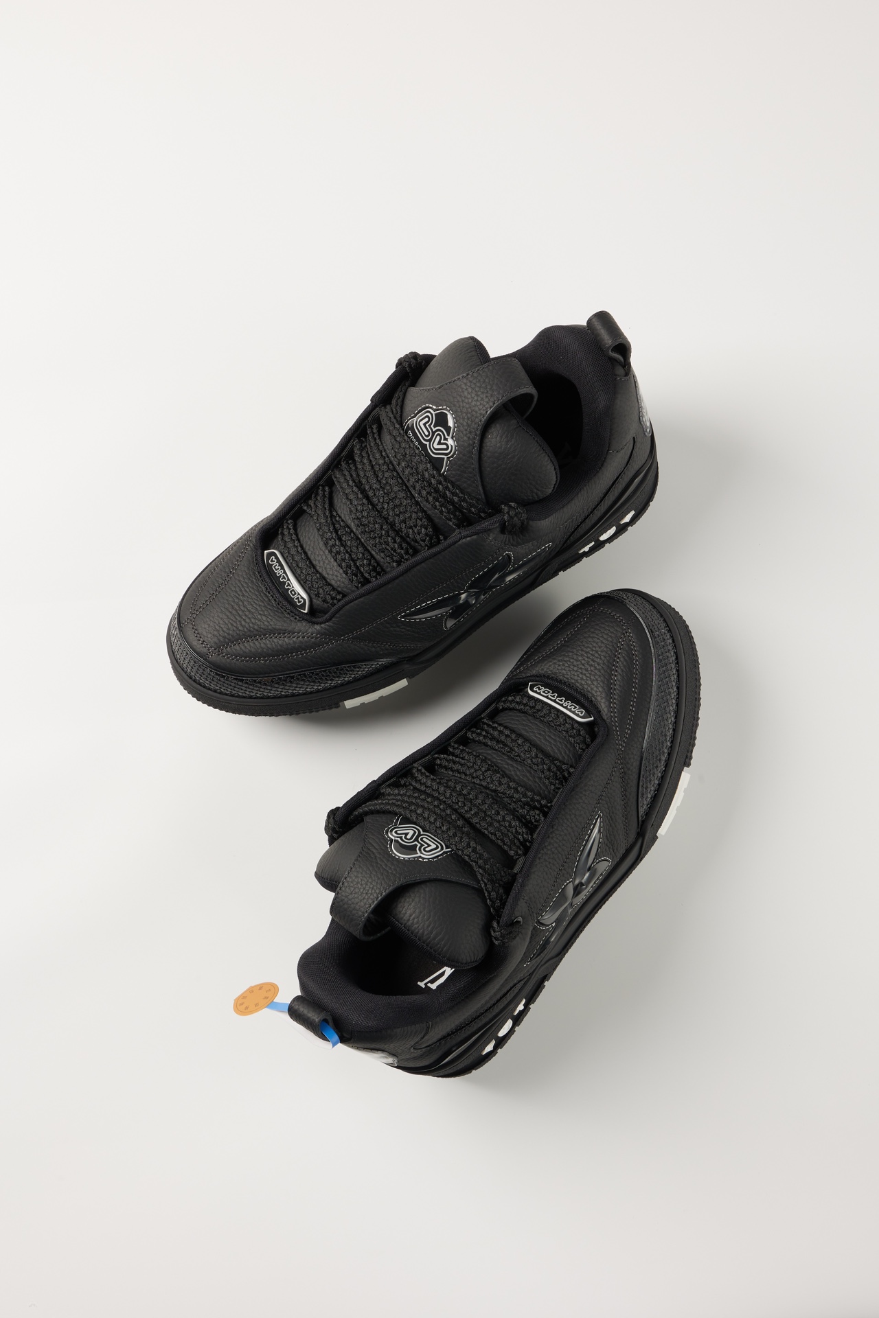 LV skate sneaker四叶草运动滑板鞋休闲球鞋原版10500购入 复刻级别出货官网限定款复古篮球运动鞋！ LV Skate无疑是奢侈品牌推出的最成功的Sneaker之一，探索的脚步永不会停。9