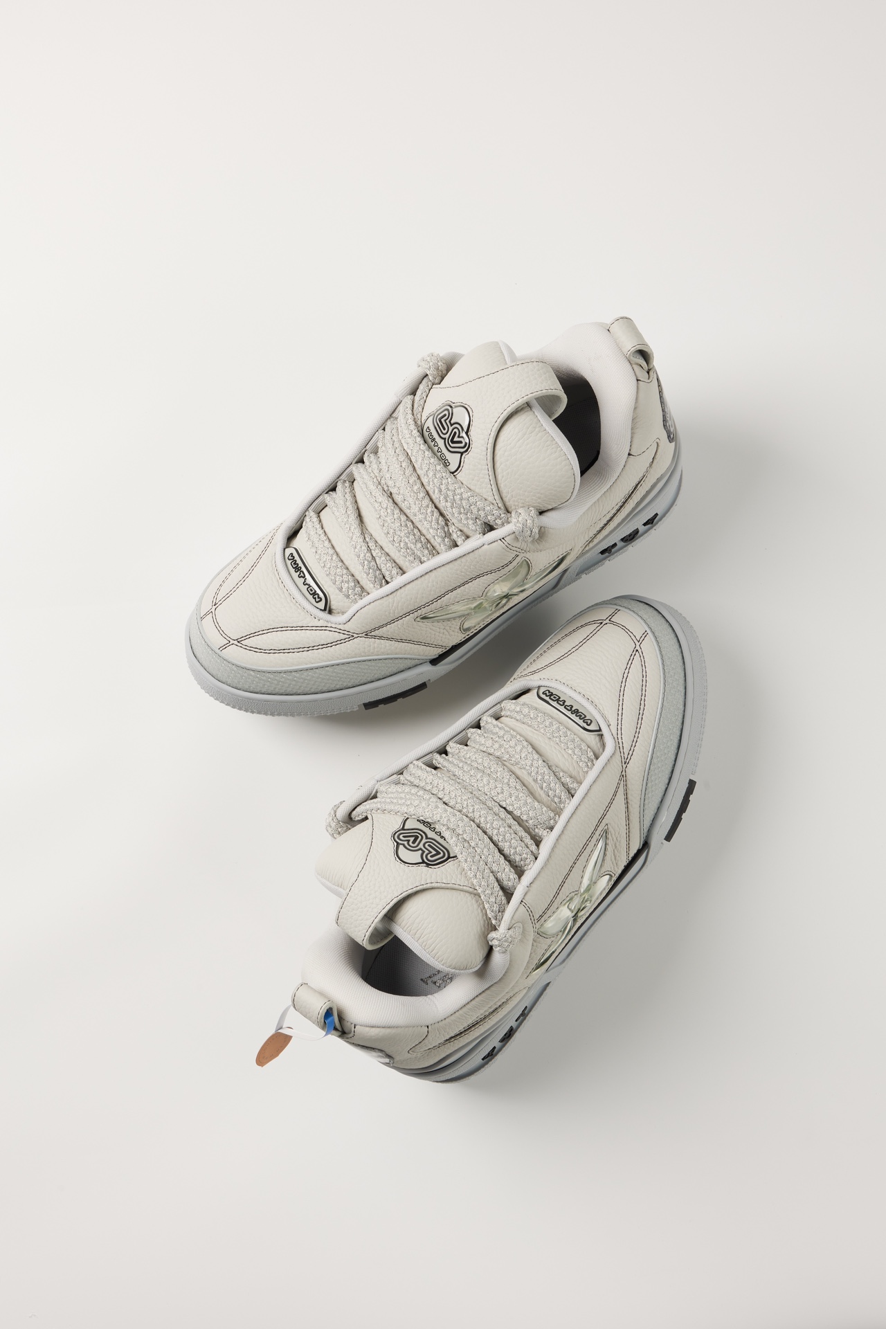 LV skate sneaker四叶草运动滑板鞋休闲球鞋原版10500购入 复刻级别出货官网限定款复古篮球运动鞋！ LV Skate无疑是奢侈品牌推出的最成功的Sneaker之一，探索的脚步永不会停。9