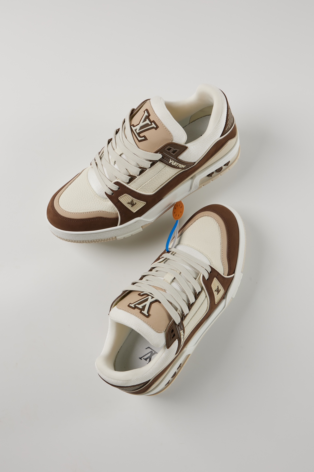 NO:271064,LVTRAINER sports shoes 1. Fabric flat top layer matte leather (environmental leather). Because all the test indicators of environmentally friendly leather have reached the standards of the International Health Organization, they are in line with humans, do not pollute the environment, do not harm the skin of the human body and healthy leather. 2. Use resilience and wear-resistant mesh cloth inside, which is different from the low-end version on the market. It can be breathable in summer and keep warm in winter. 3. The auxiliary materials are clamped with high elastic foam, so the shoes are very comfortable to wear. Even if you can't see it, you will know that it has weight. Because the low-end version saves money, you don't need to add these. 4. Each accessories of the film is removed by the original factory and scanned to open the mold. The fullness and three-dimensionality completely emerges one by one. 5. Size 35-44,,louis vuitton,sneakers19860909LVTRAINER运动鞋 1,面料平面头层磨砂皮,(环保皮).因为环保皮的各项测试指标都已经达到国际卫生组织的标准,是符合人类的,不污染环境,不伤害人的身体的皮肤和健康的真皮皮革 2,内里使用回弹力、耐磨损网眼布,区别市面低端版本,夏天能透气,冬能保暖 3,辅料夹成使用高弹发泡,所以鞋子穿起来及其舒服,即使看不到,手上拿着就知道,有分量,因为低端版本省钱不需要添加这些 4,胶片每一个配件都是用原厂拆除扫描开模,饱满度立体感完全一比一浮现 5,尺码35-44,,louis vuitton,sneakers,Men's shoes