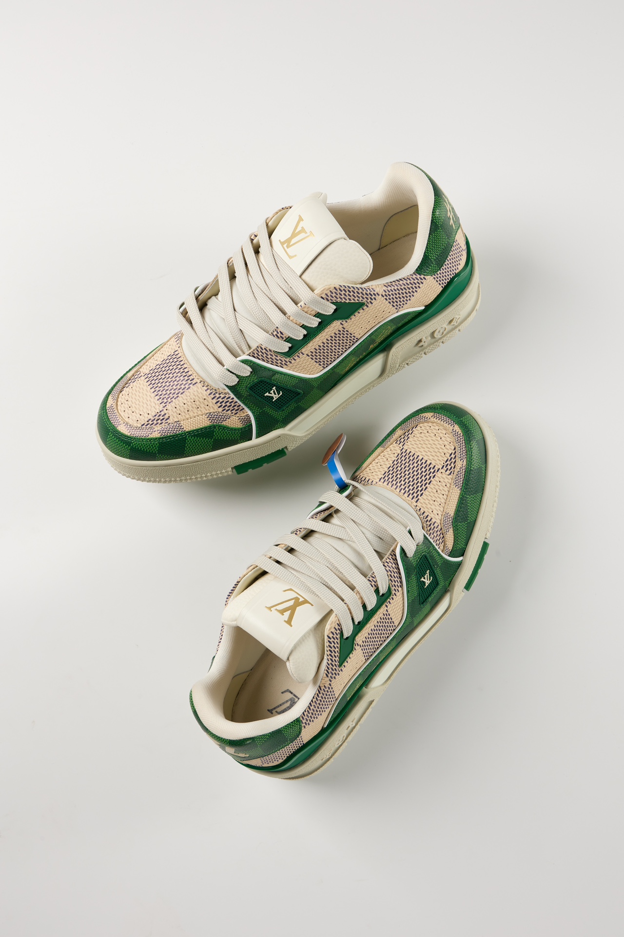 NO:271067,LVTRAINER sports shoes 1, fabric top layer cowhide digital printing, non-market microfiber u, no grid needs to be patterned, chessboard is extremely waste, the cost increases to 30, the checkerboard is only expensive than the others 20 2, the inner part uses resilience and wear-resistant mesh cloth, which is different from the low-end version on the market, which can be breathable in summer and keep warm in winter 3, the auxiliary materials are clamped into high elastic foam, so the shoes are very comfortable to wear, even if you can't see it, you will know that it has weight, because the low-end version saves money and does not need to add these 4, every accessories of the film is removed by the original factory and scans the mold, and the fullness and three-dimensionality completely emerges one by one 5, Size 35-44,,louis vuitton,sneakers,cowhide19860909LVTRAINER运动鞋 1,面料头层牛皮数码打印,非市场超纤u,没一格需要对花纹,棋盘极其废料,成本增加进三十,棋盘格只比其他贵20 2,内里使用回弹力、耐磨损网眼布,区别市面低端版本,夏天能透气,冬能保暖 3,辅料夹成使用高弹发泡,所以鞋子穿起来及其舒服,即使看不到,手上拿着就知道,有分量,因为低端版本省钱不需要添加这些 4,胶片每一个配件都是用原厂拆除扫描开模,饱满度立体感完全一比一浮现 5,尺码35-44,,louis vuitton,sneakers,cowhide,Men's shoes